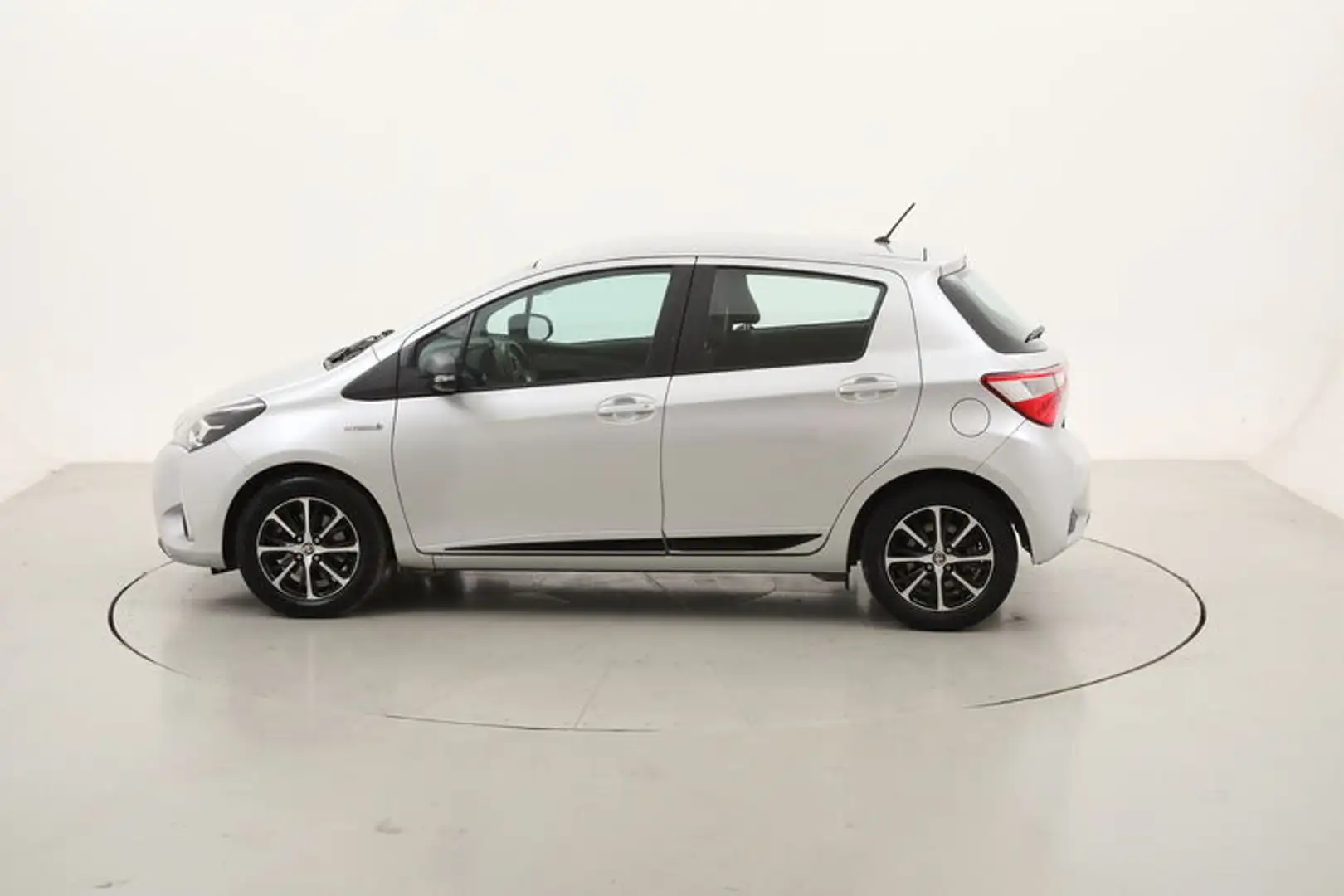 Toyota Yaris Hybrid Active 1.5 Full Hybrid 101CV Argento - 2