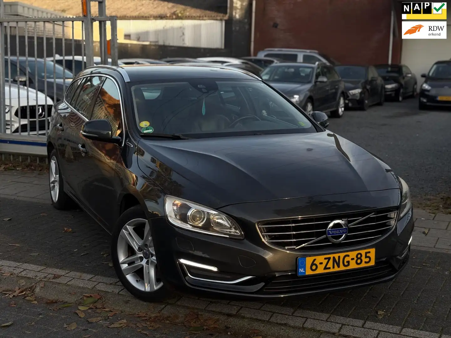Volvo V60 2.4 D6 AWD Plug-In Hybrid Summum | Trekhaak | Xeno Gris - 1