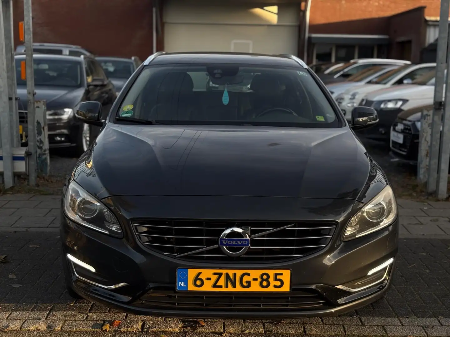 Volvo V60 2.4 D6 AWD Plug-In Hybrid Summum | Trekhaak | Xeno Gris - 2