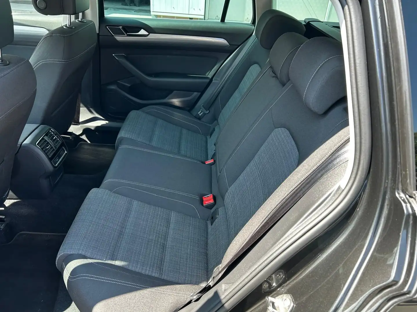 Volkswagen Passat Variant CB 1.5 TSI DSG Business Gris - 2