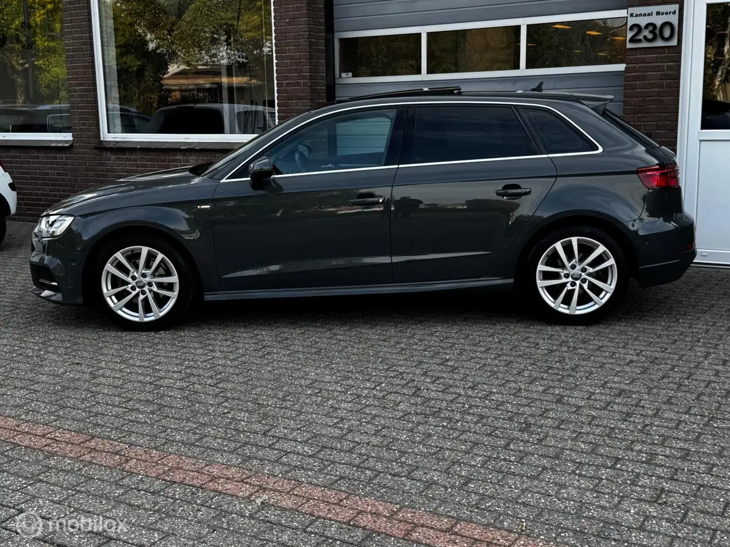 Audi A3 Sportback 35 TFSI DSG S LINE PANO/NAVI/CAMERA Grijs - 2