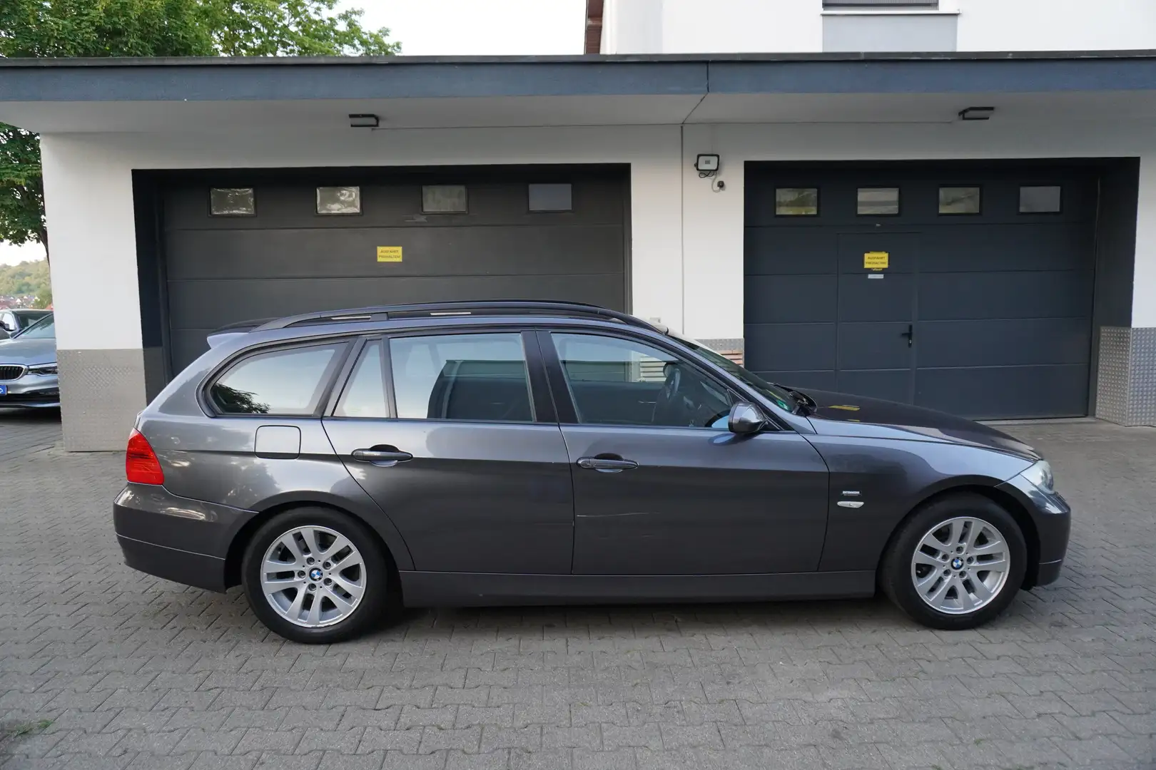 BMW 320 320i Touring KLIMA+XENON+ALU+PDC+TEMPOM+Org.99.Tkm Grau - 2