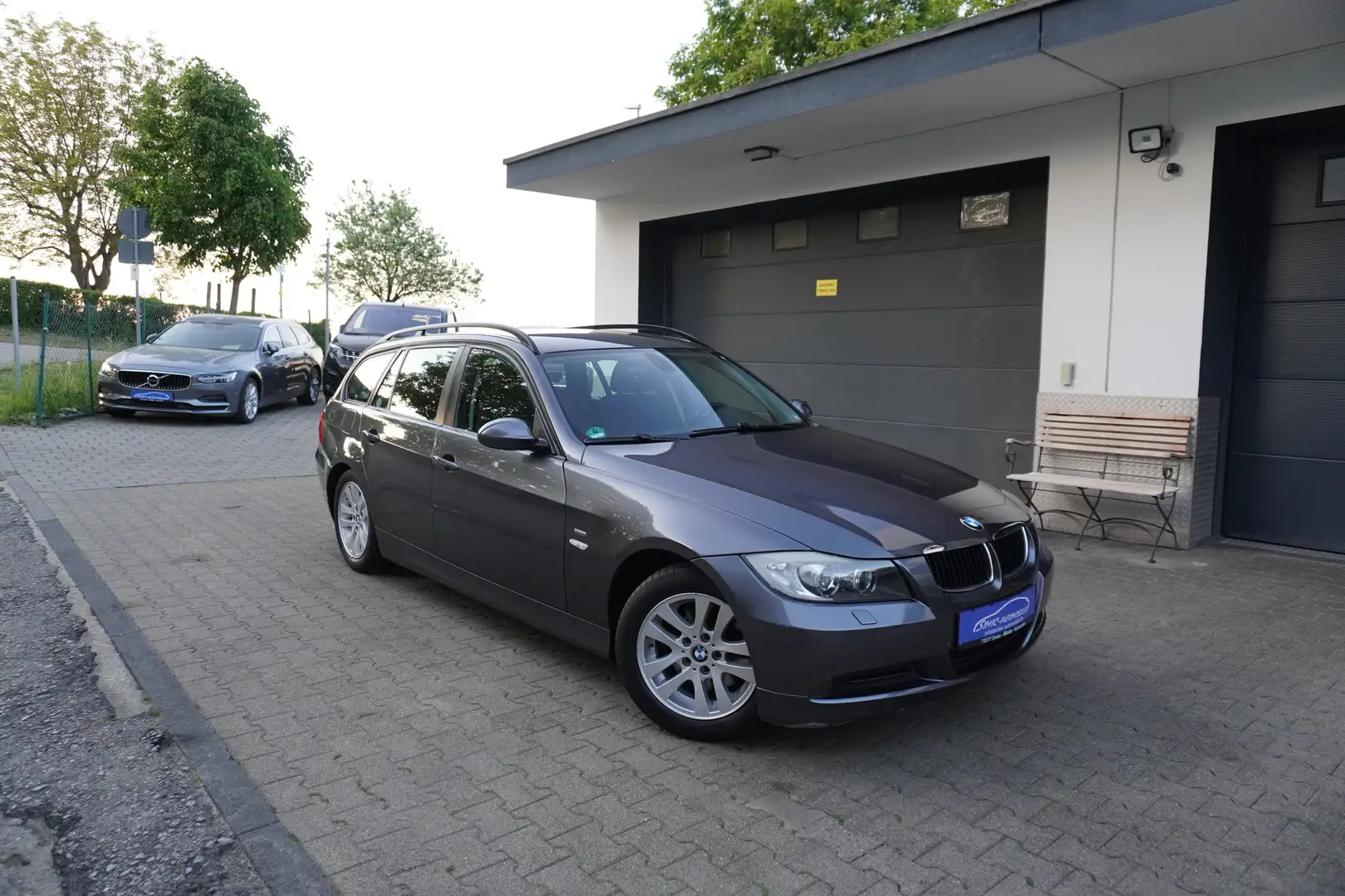 BMW 320 320i Touring KLIMA+XENON+ALU+PDC+TEMPOM+Org.99.Tkm Grau - 1