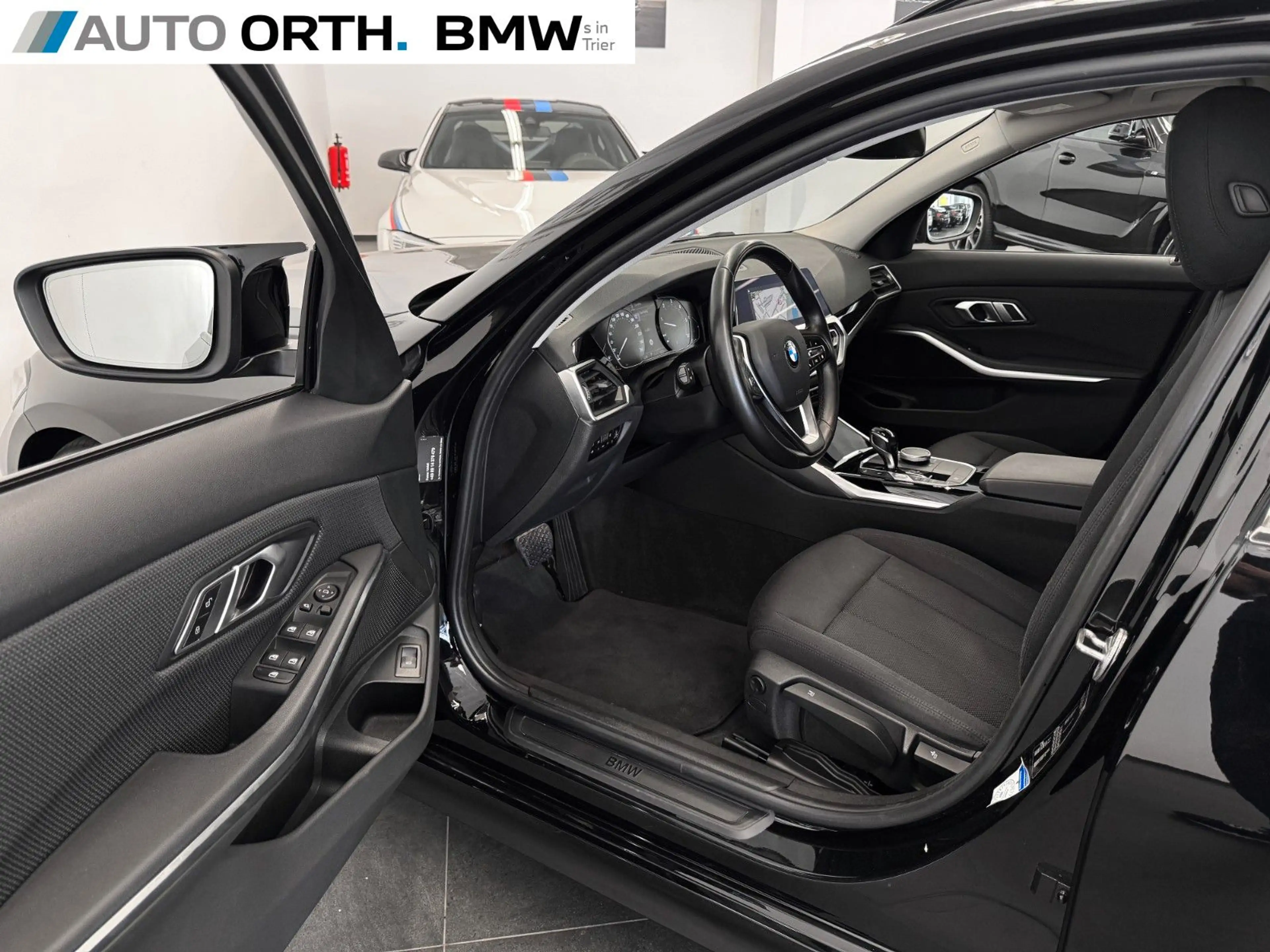 BMW 320 d Touring AUTOM. LC+ LED SIHZ PDC TEMPO AHK — photo 11