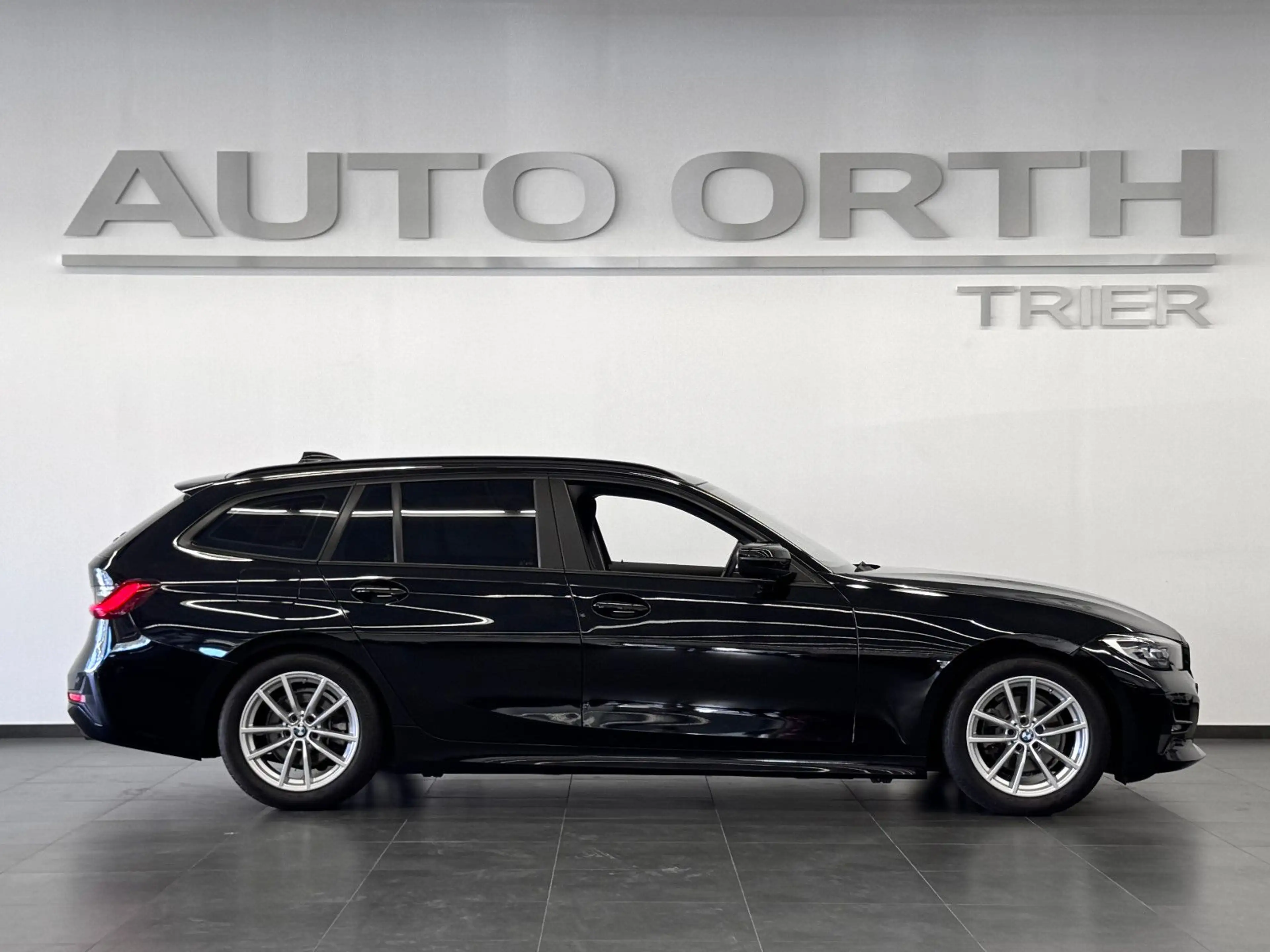 BMW 320 d Touring AUTOM. LC+ LED SIHZ PDC TEMPO AHK — photo 7