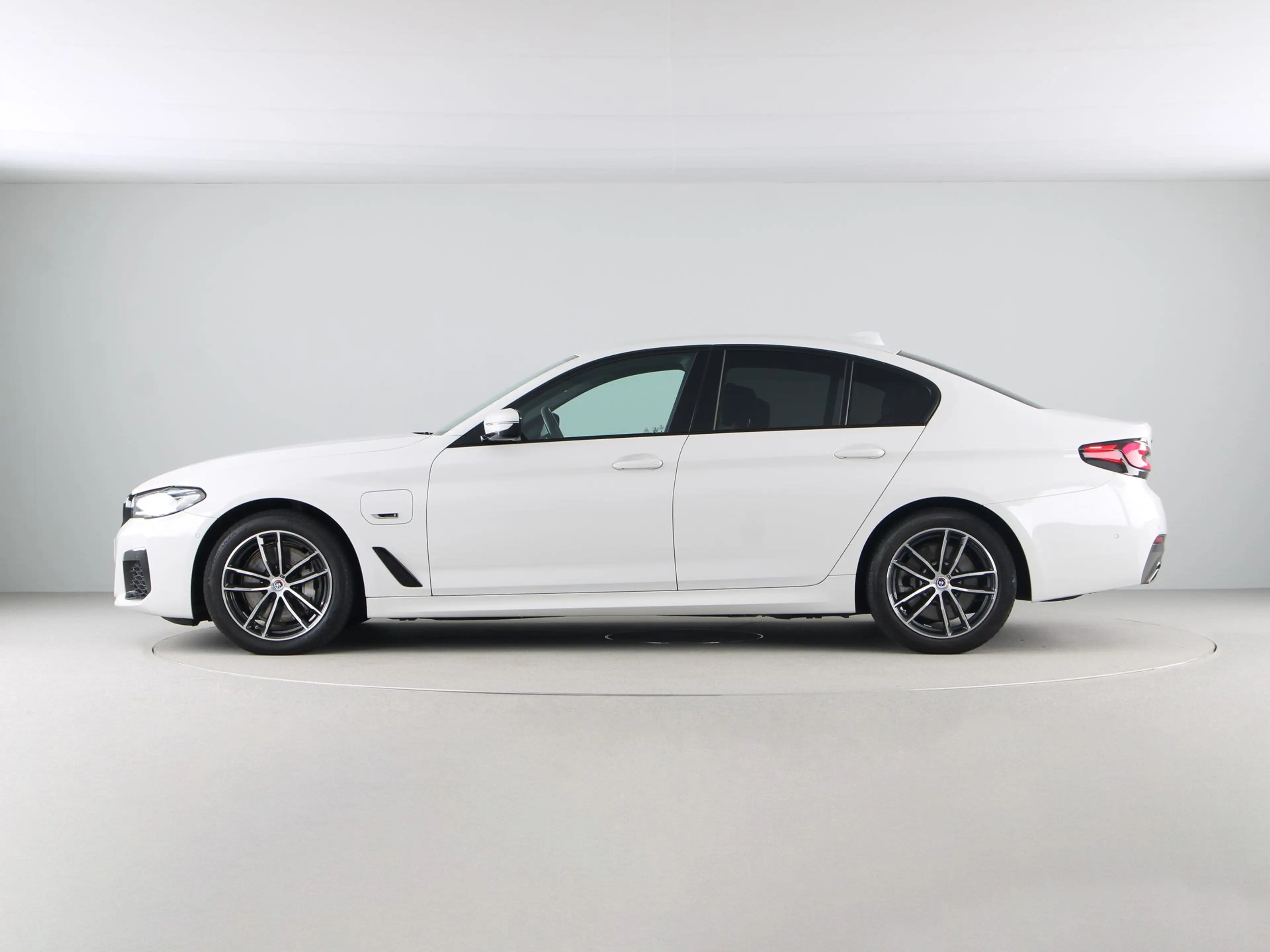 BMW 545 5 Serie 545e xDrive High Executive M-Sport — photo 12