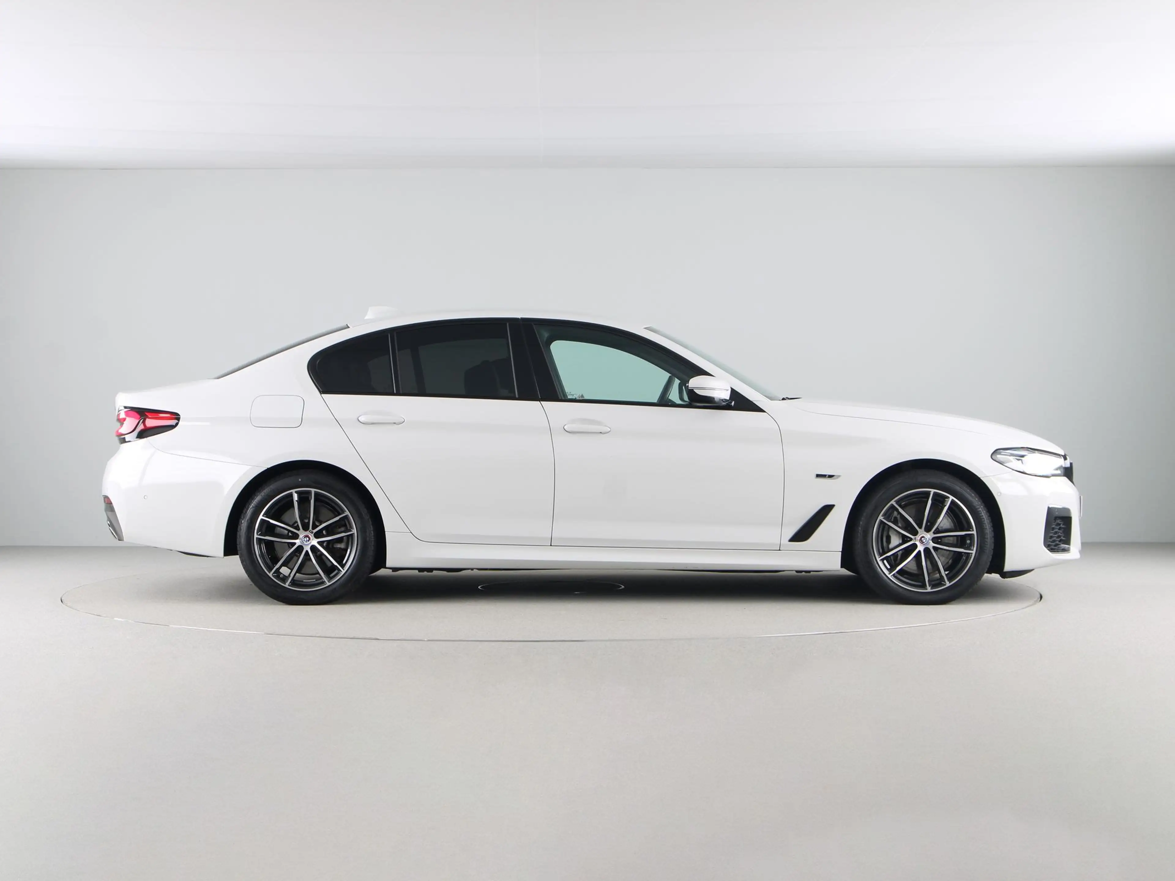 BMW 545 5 Serie 545e xDrive High Executive M-Sport — photo 8