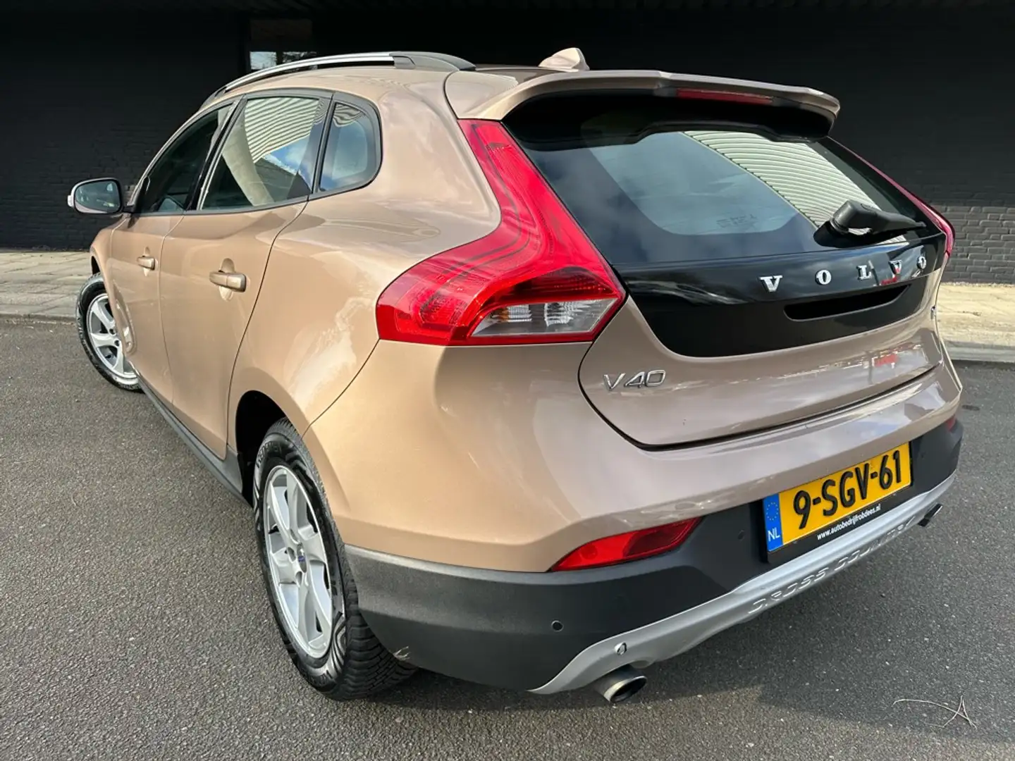 Volvo V40 Cross Country 1.6 T4 Kinetic smeđa - 2