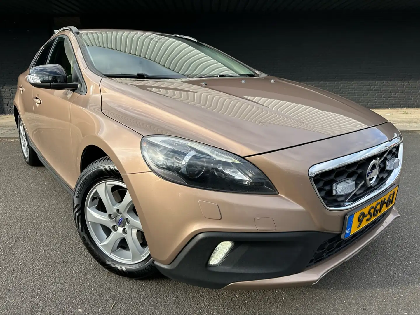 Volvo V40 Cross Country 1.6 T4 Kinetic smeđa - 1