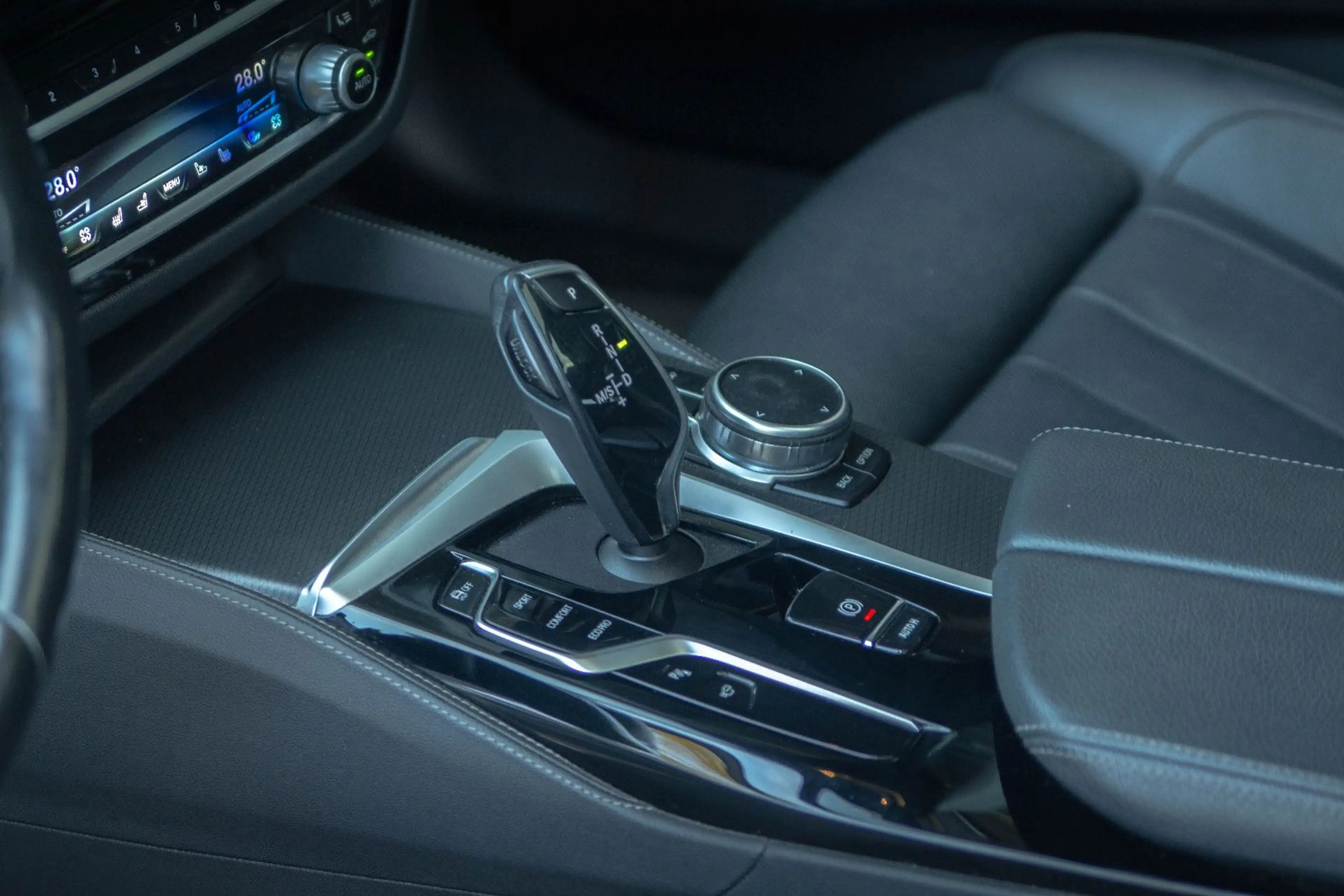 BMW 540 d T xDrive *M Sport*Standheizung*Laser*PANO* — photo 8
