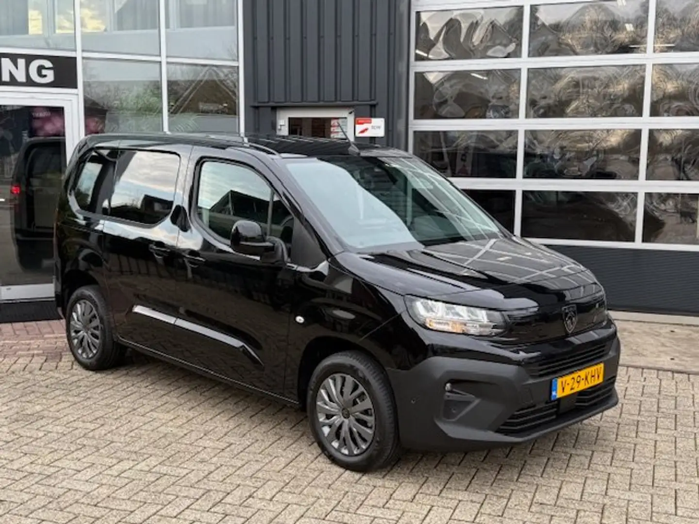 Peugeot Partner 1.5 BlueHDi,131pk ,Automaat,NIEUW! Zwart - 2