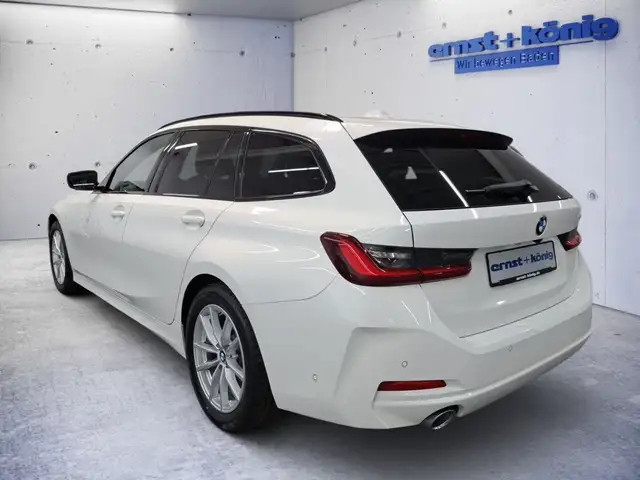 BMW 3 Series view 4