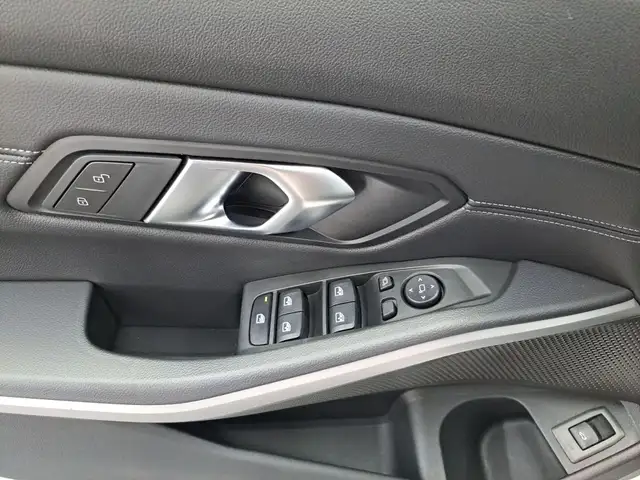 BMW 3 Series view 10