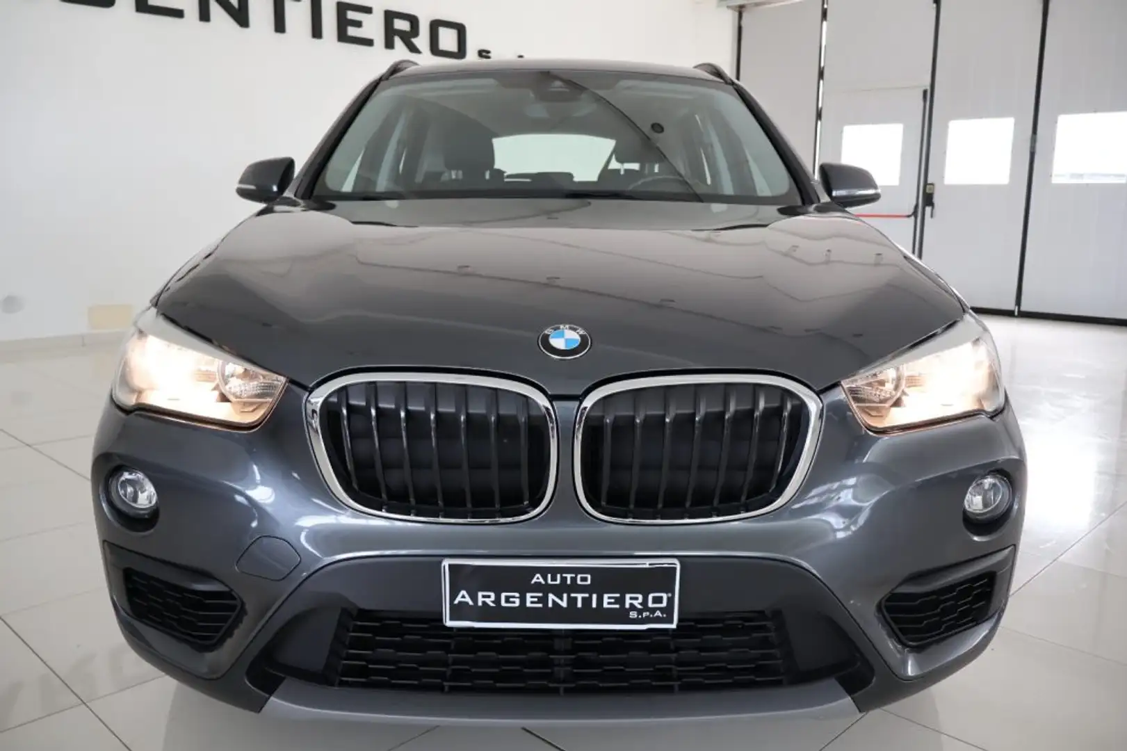 BMW X1 sDrive18d Business Advantage Gris - 2