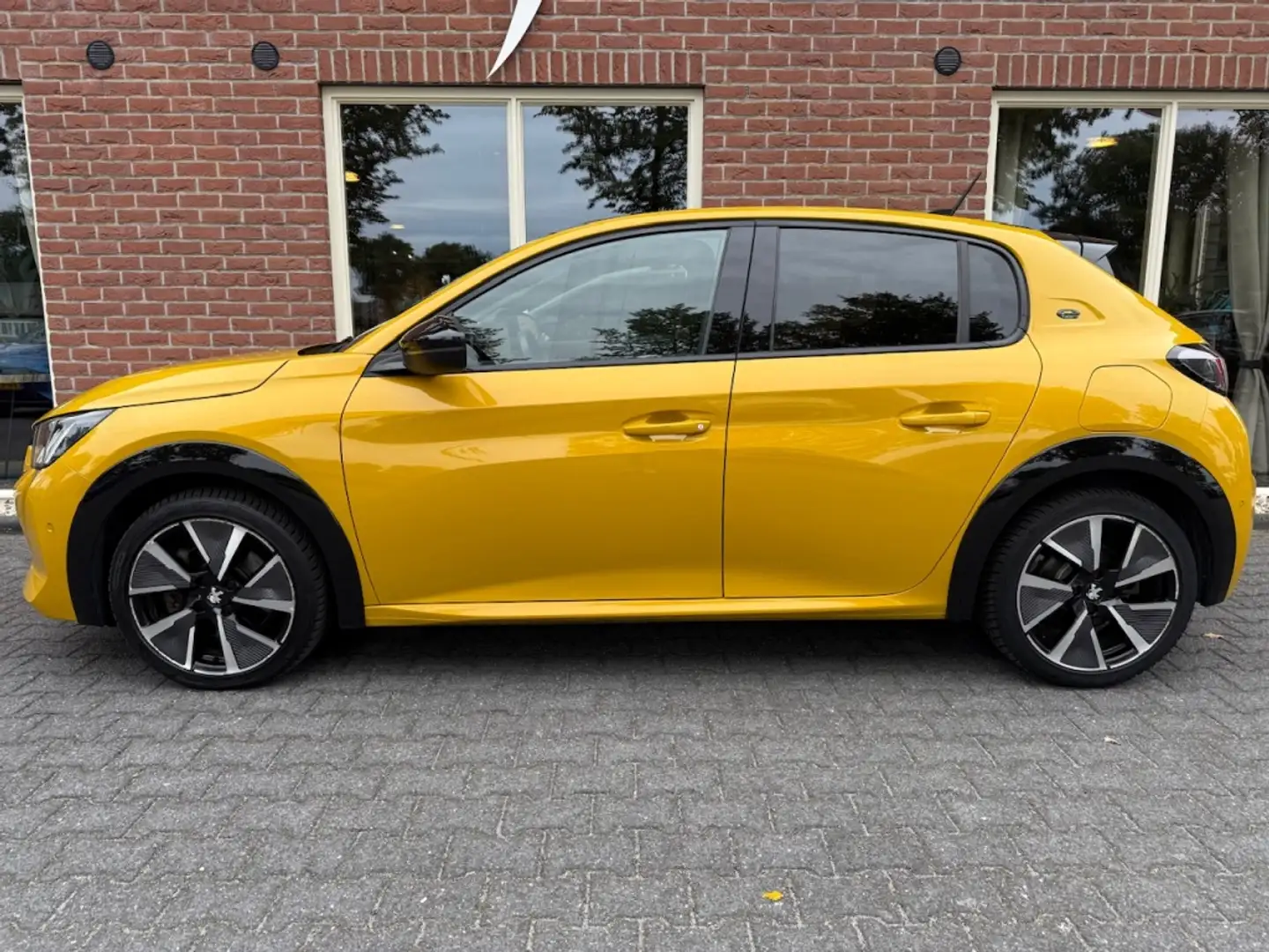 Peugeot e-208 EV GT 350 50 kWh PANODAK / CAMERA / DIGI DASH / ST Jaune - 2