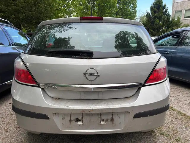 Opel Astra view 3