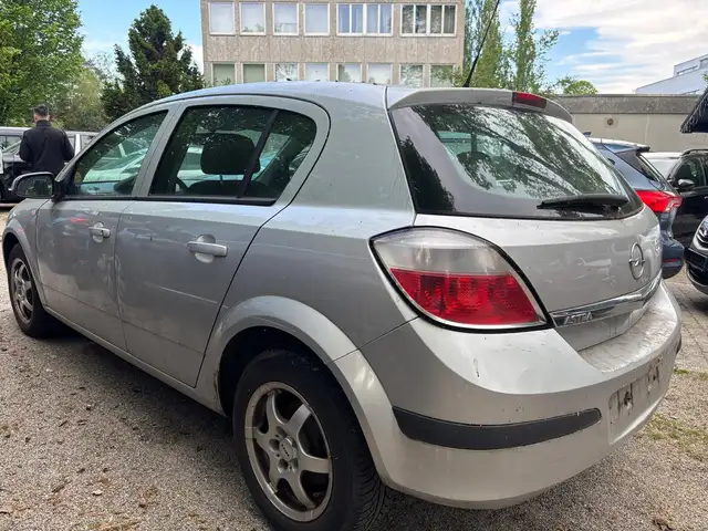 Opel Astra view 2