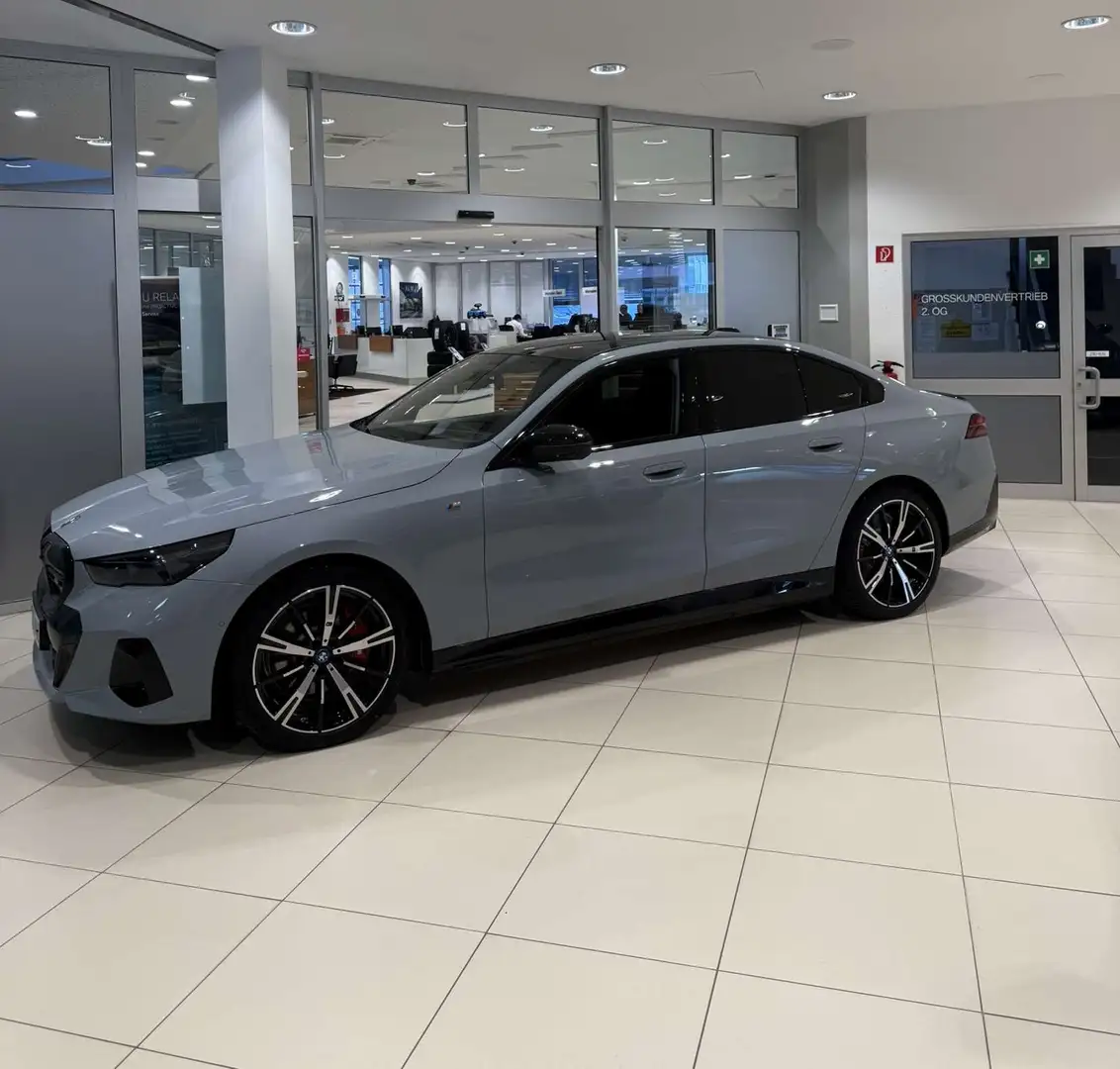 BMW i5 M60, 8Fach, AHK, Pano-Dach, Autobahnassistent etc. - 2