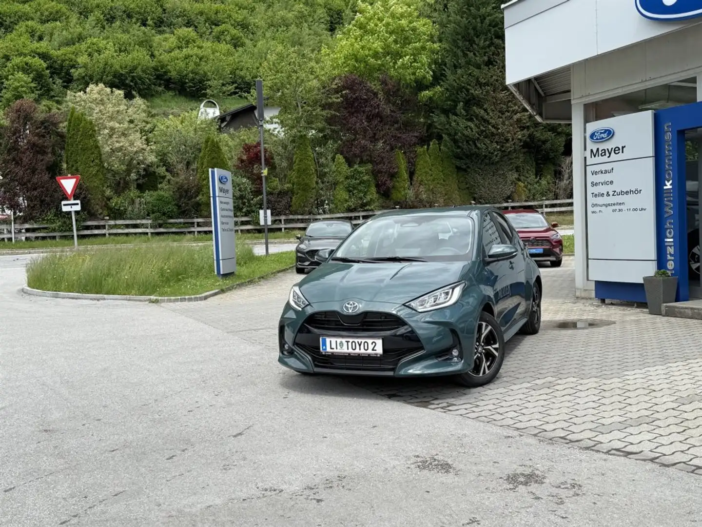 Toyota Yaris 1,5 VVT-i Hybrid Active Drive Grün - 1