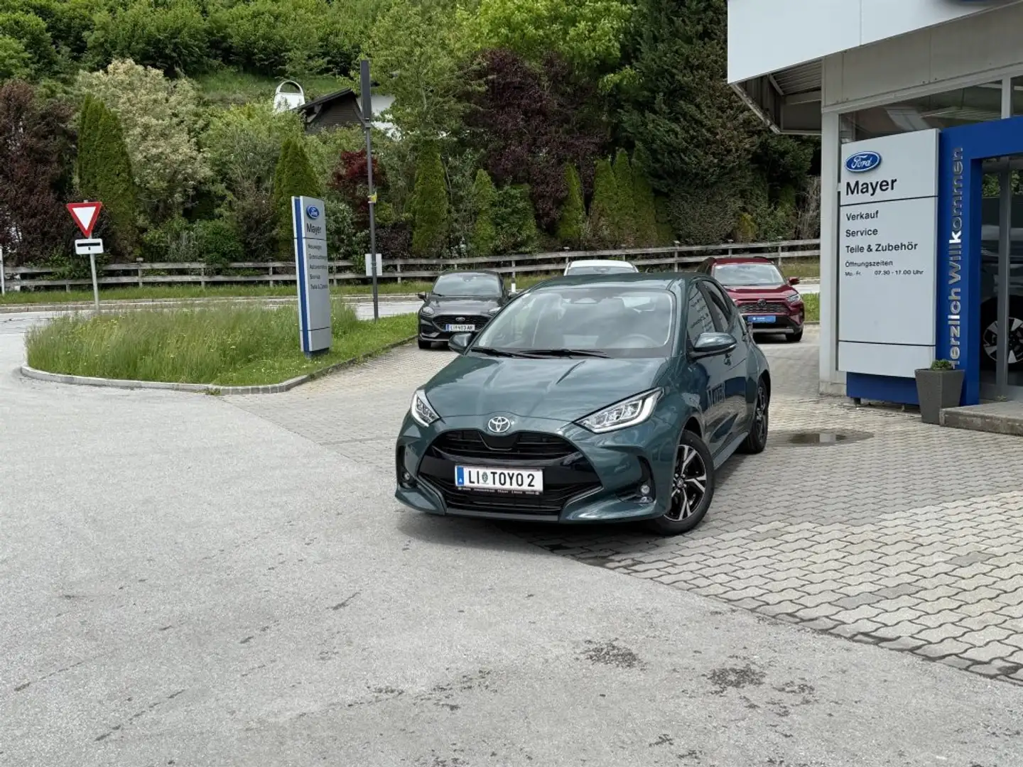 Toyota Yaris 1,5 VVT-i Hybrid Active Drive Grün - 2
