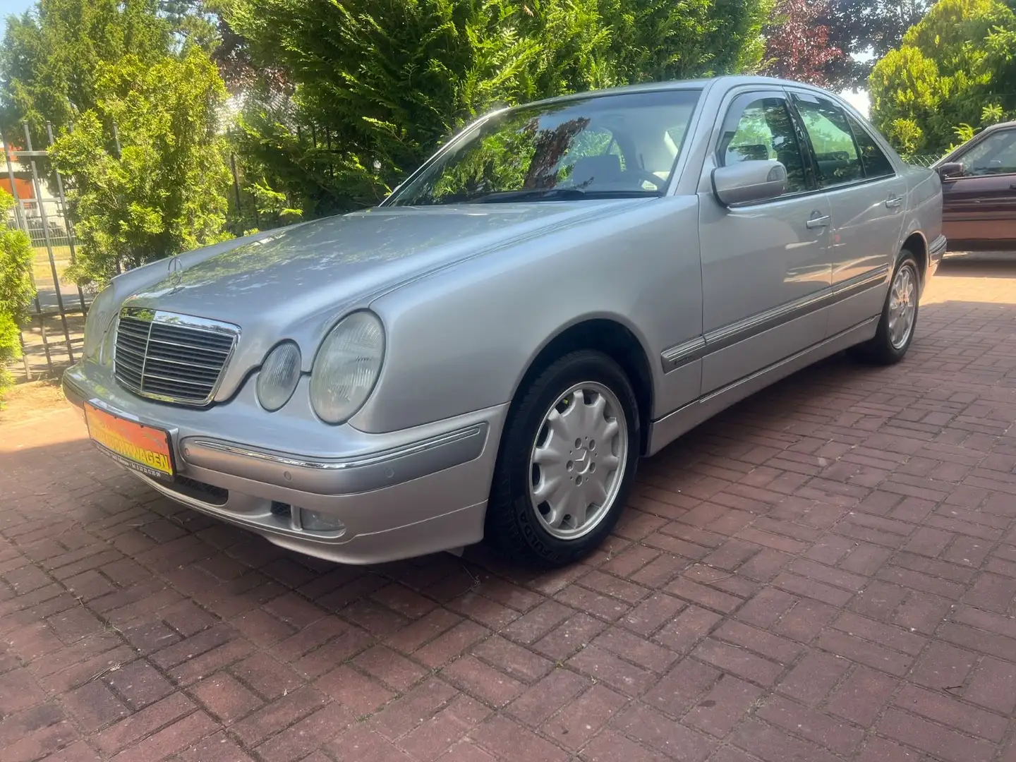 Mercedes-Benz E 240 ELEGANCE Automatik 86000km Scheckheft Silber - 1
