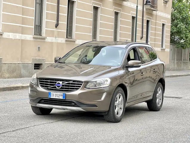 Volvo XC60 2.4 5Cilindri D4 163cv AWD 4X4 E5 Momentum "CITY SAFETY-PORTELLONE ELETTRICO-LED-BLUETOOTH-CRUISE-SENSORI ANT E POST-USB"
