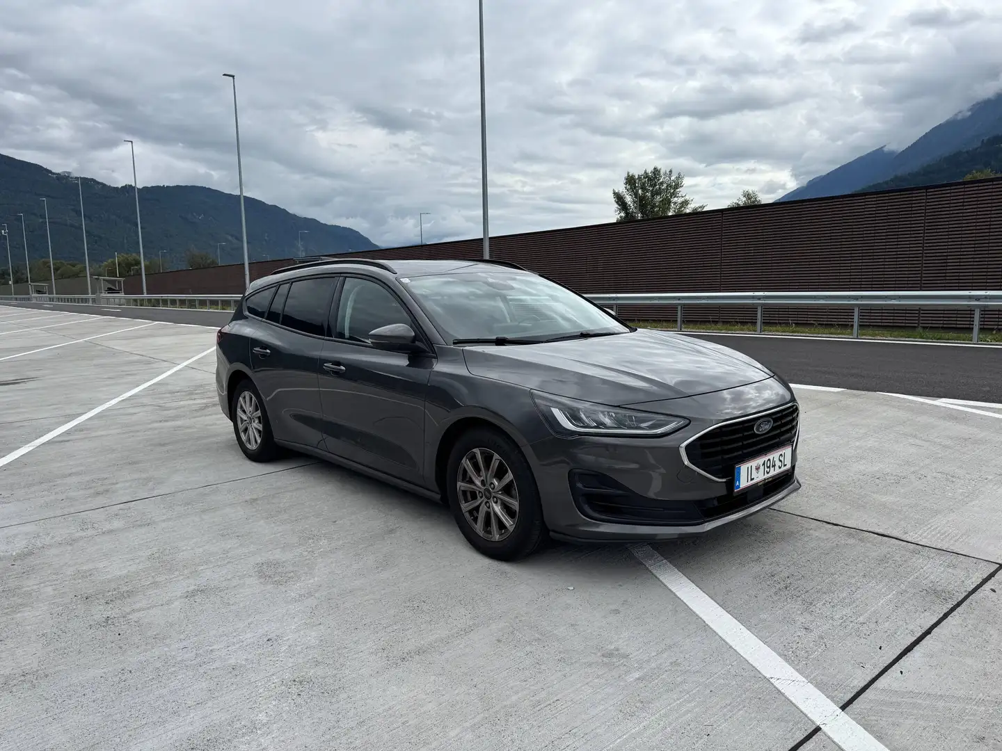 Ford Focus Turnier 1.5 EcoBlue Aut. | ACC | LED | Kamera | AHK | 8-fach Alu Grau - 2