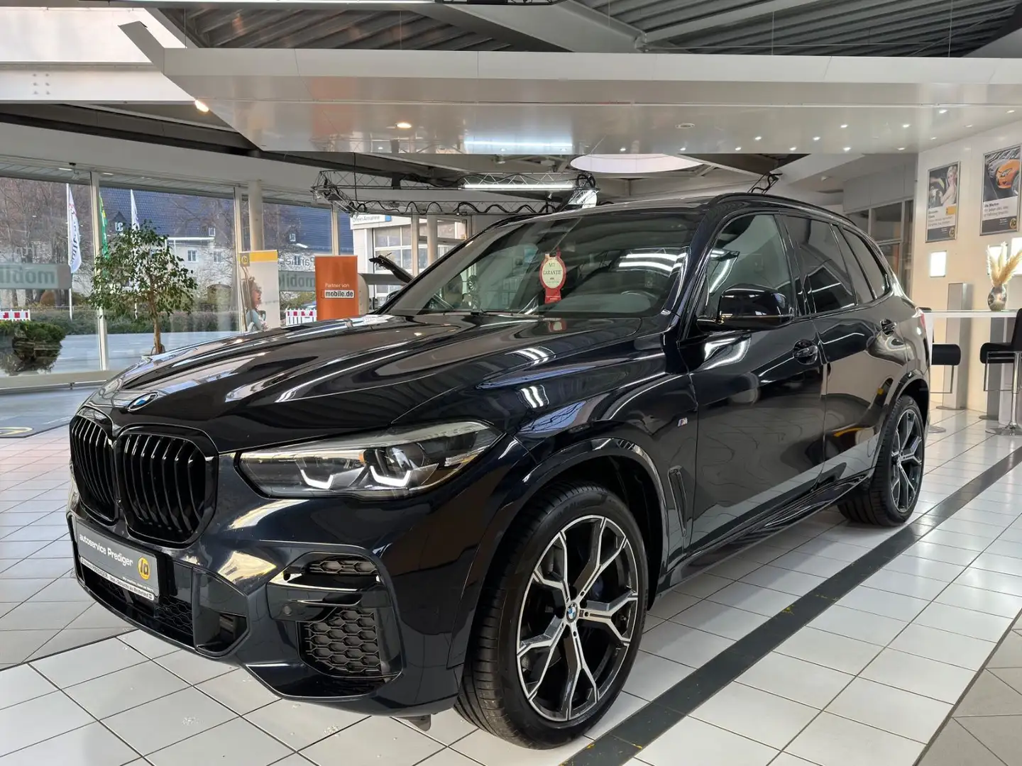 BMW X5 xDrive M Sport* Head-up*Standheizung*AHK+Pano Schwarz - 2