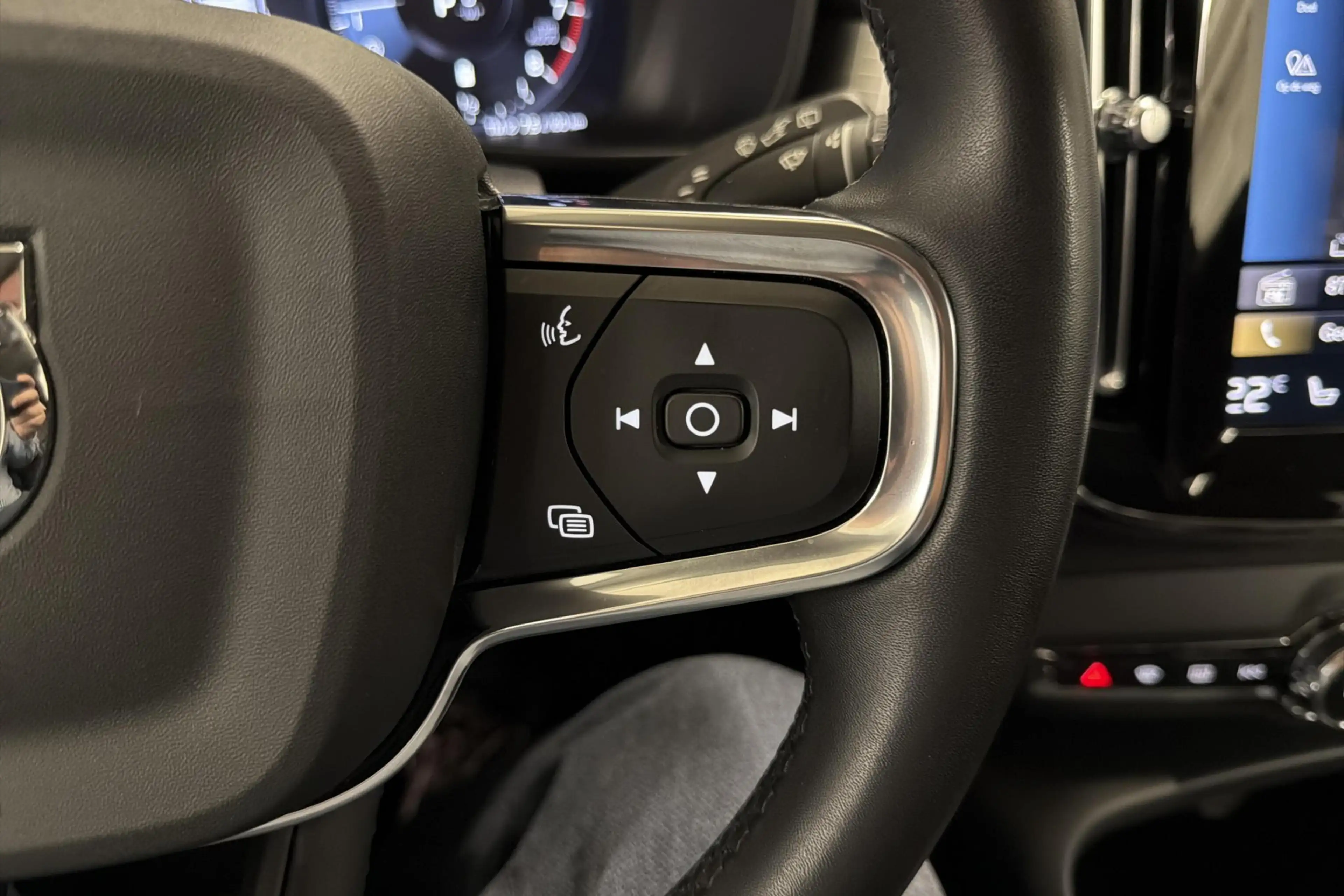 Volvo XC40 B4 Momentum Pro DCT — photo 15