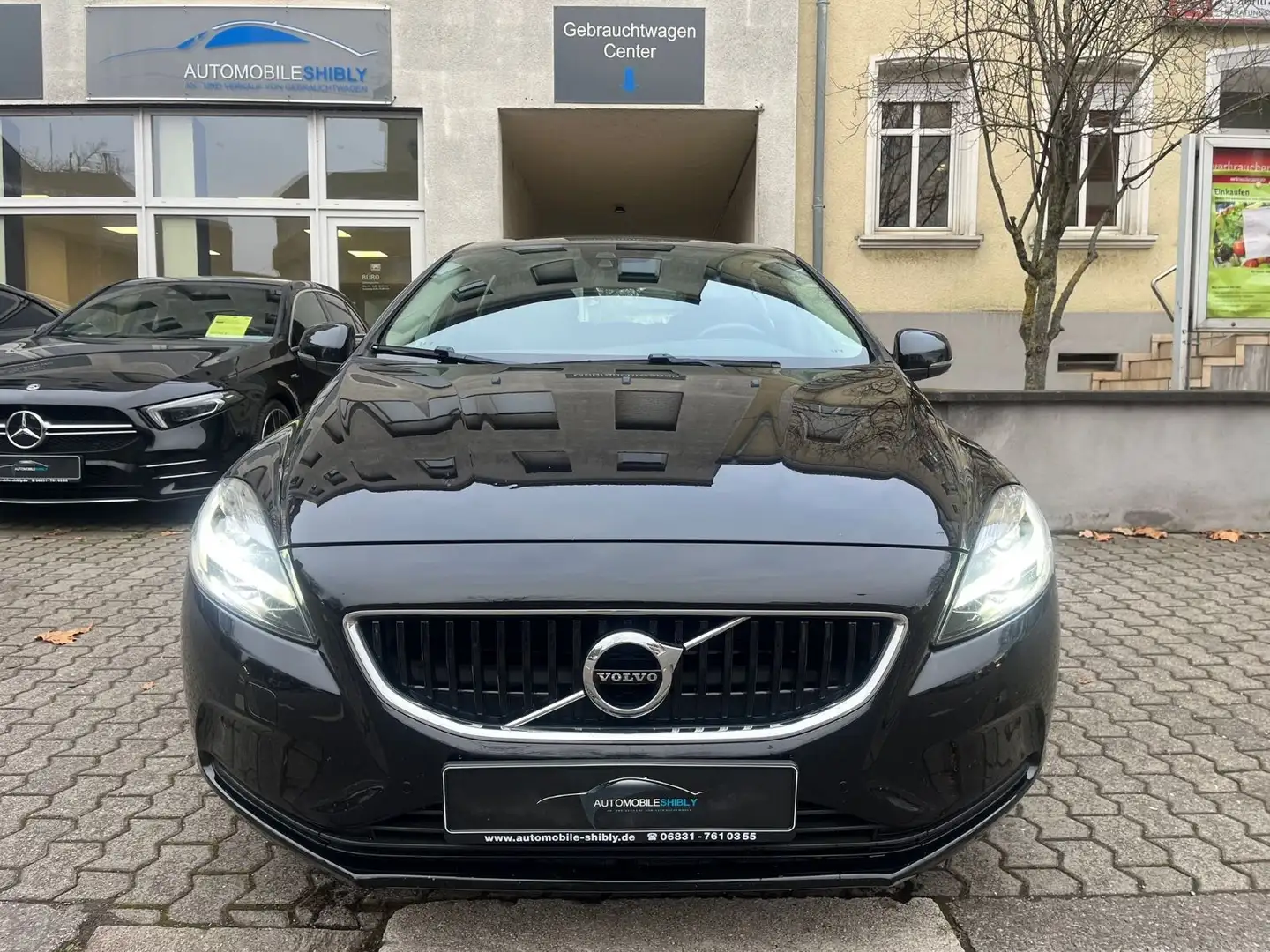 Volvo V40 Momentum 2,0 Automatik, LED, Facelift Schwarz - 2