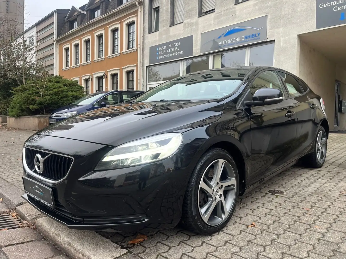 Volvo V40 Momentum 2,0 Automatik, LED, Facelift Schwarz - 1