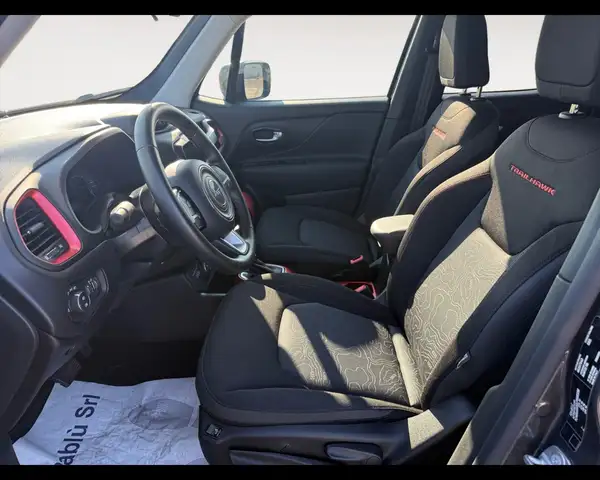 Jeep Renegade view 9