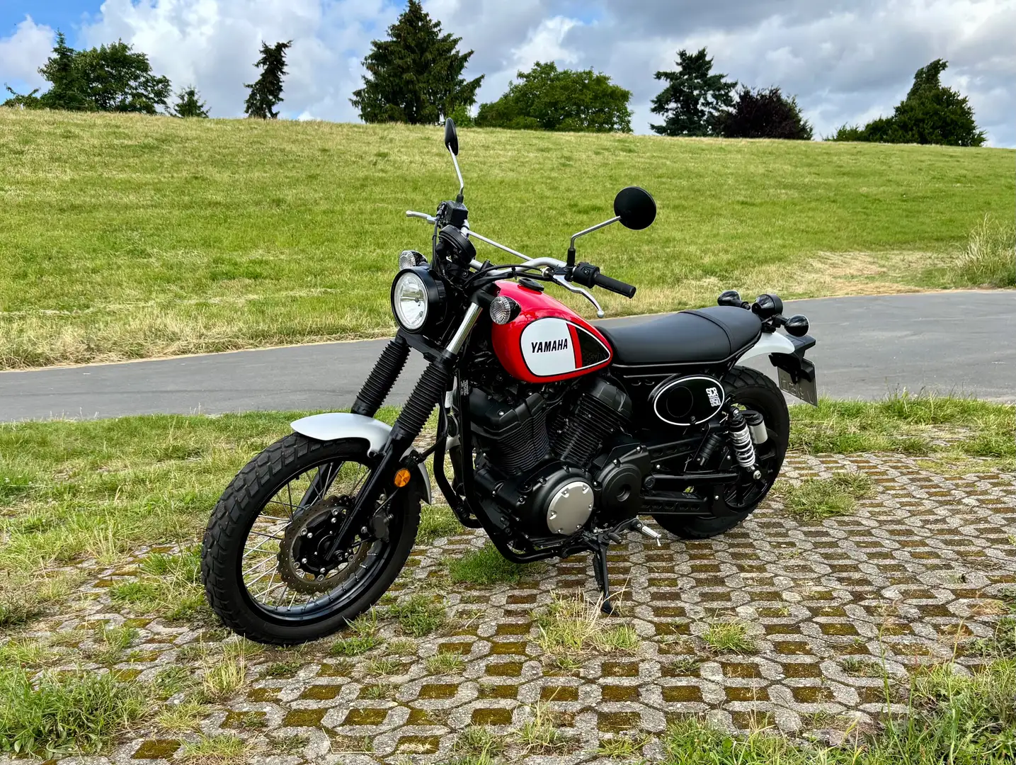 Yamaha SCR 950 Red - 1