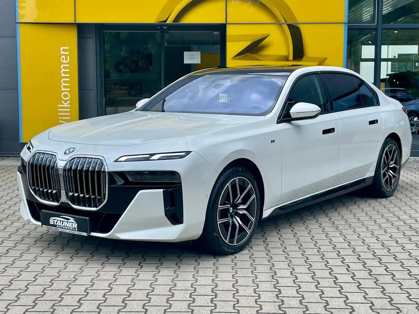 BMW 740 d xDrive M Sport *B&W*360°KAM*AHK*HEAD UP*SKY* White - 2
