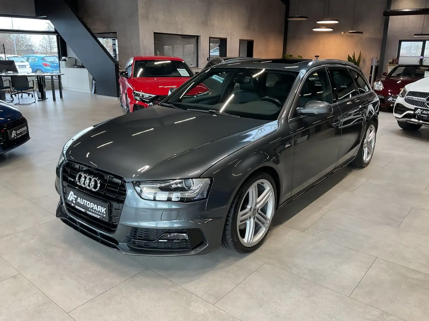 Audi A4 Av. 2.0 TFSI qu. 3x S line AHK Navi Pano 19" Grau - 1