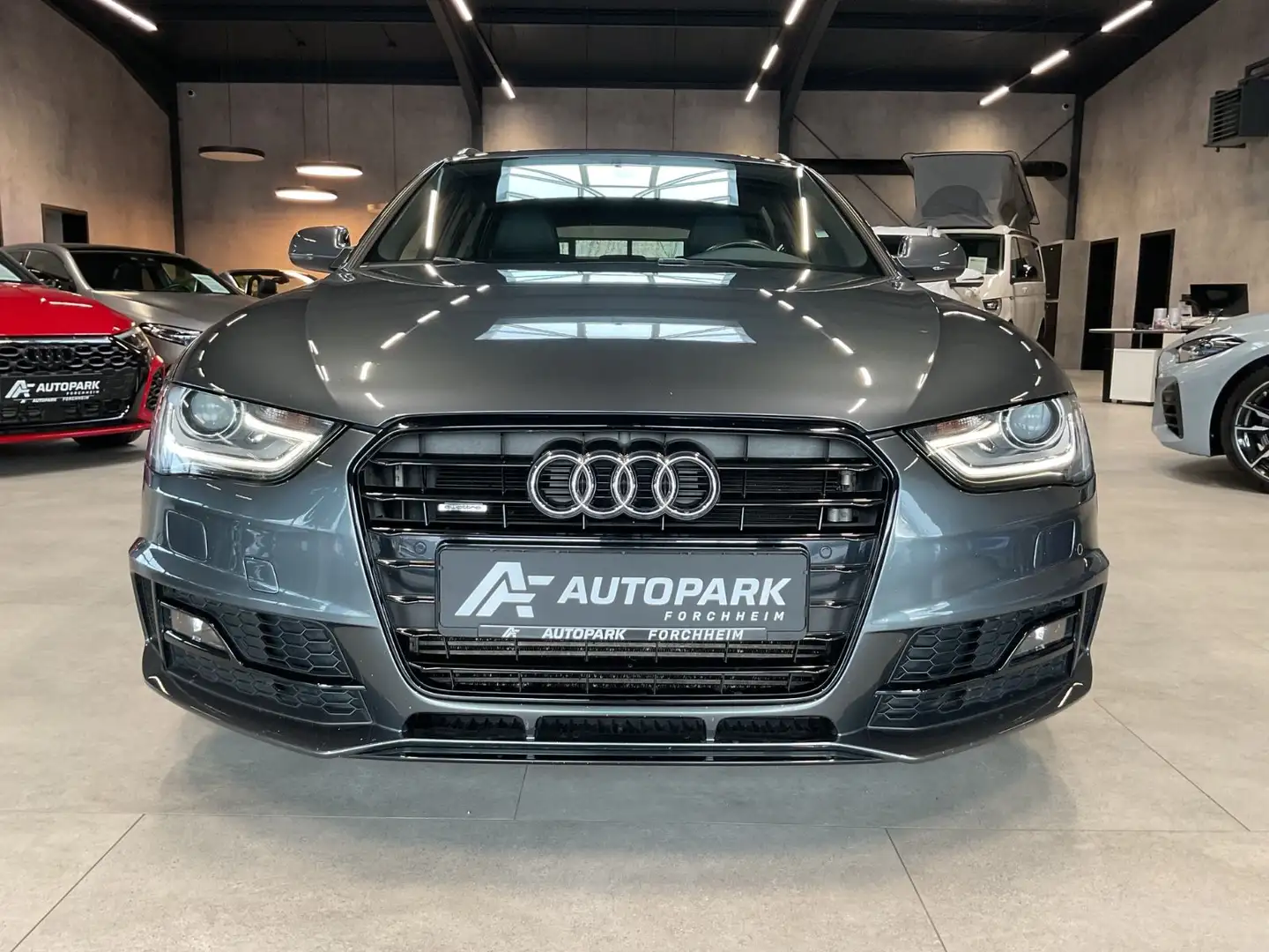 Audi A4 Av. 2.0 TFSI qu. 3x S line AHK Navi Pano 19" Grau - 2