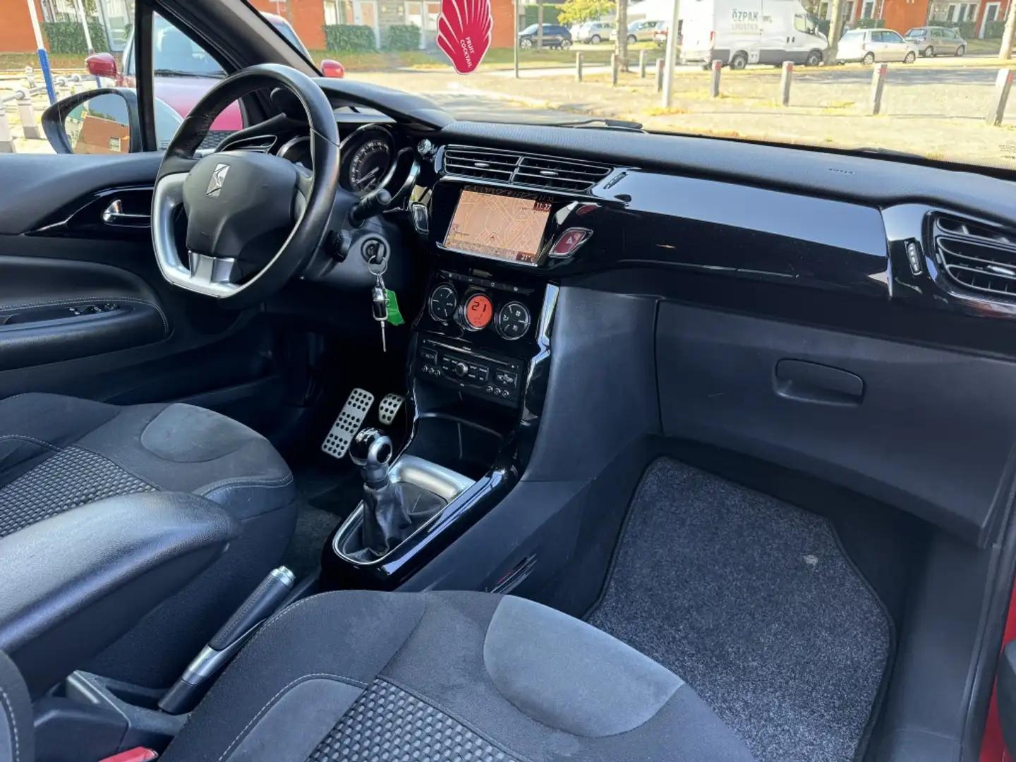 Citroen DS3 1.6 e-HDi So Chic Cruise Navi Ecc Pdc Rot - 2