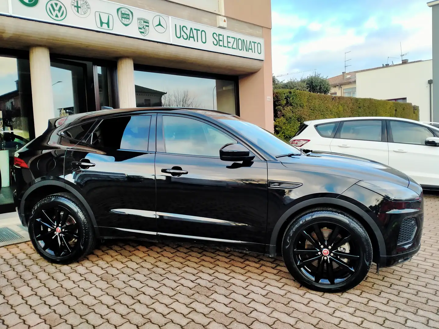 Jaguar E-Pace 20D AWD 204CV R-DYNAMIC BLACK DESIGN PACK LEGA20 Noir - 2