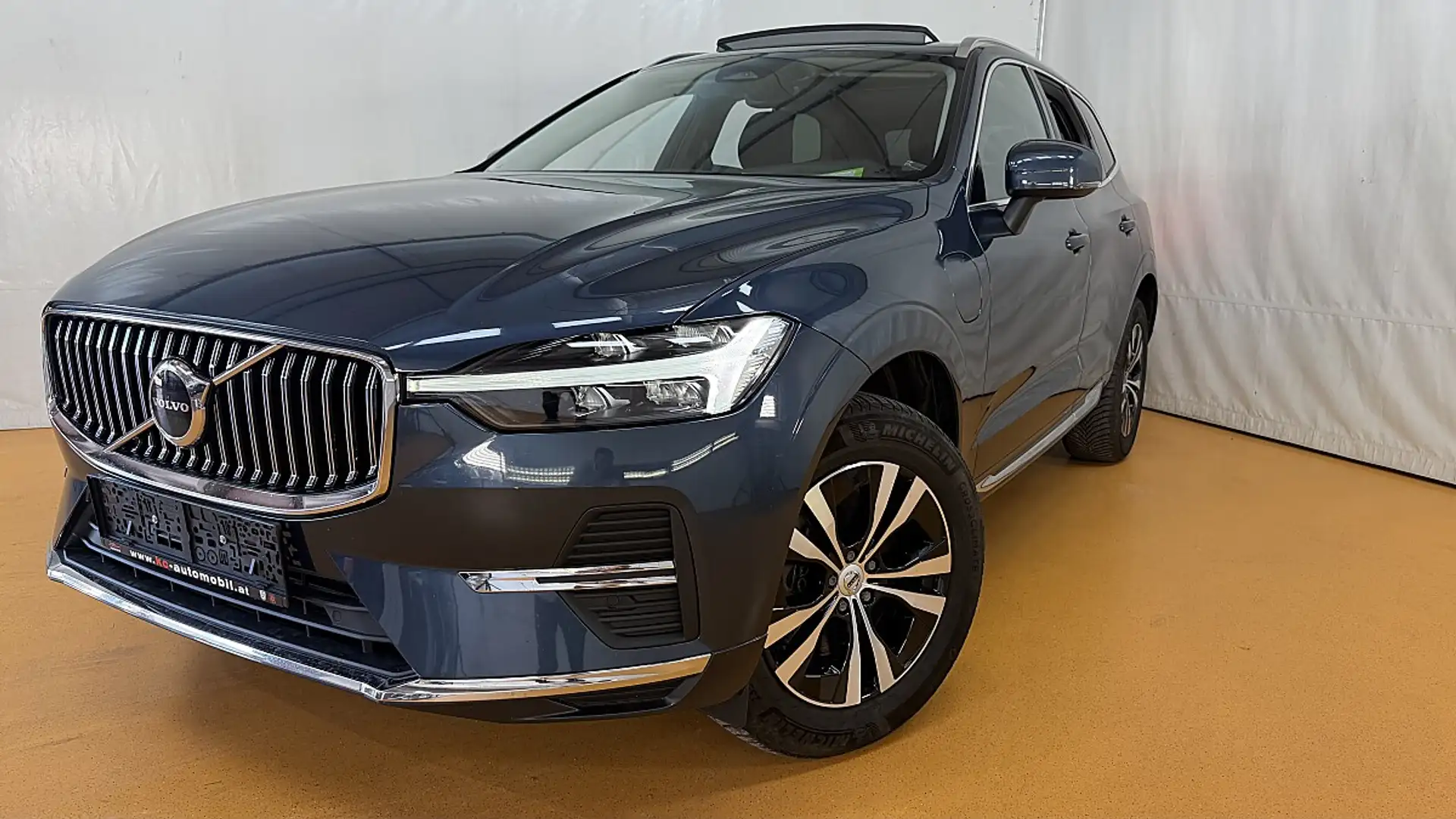 Volvo XC60 T6 AWD Recharge PHEV Essential Geartronic Blau - 2