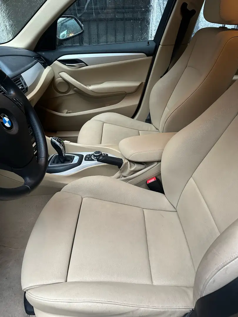 BMW X1 sdrive18d xLine bež - 2