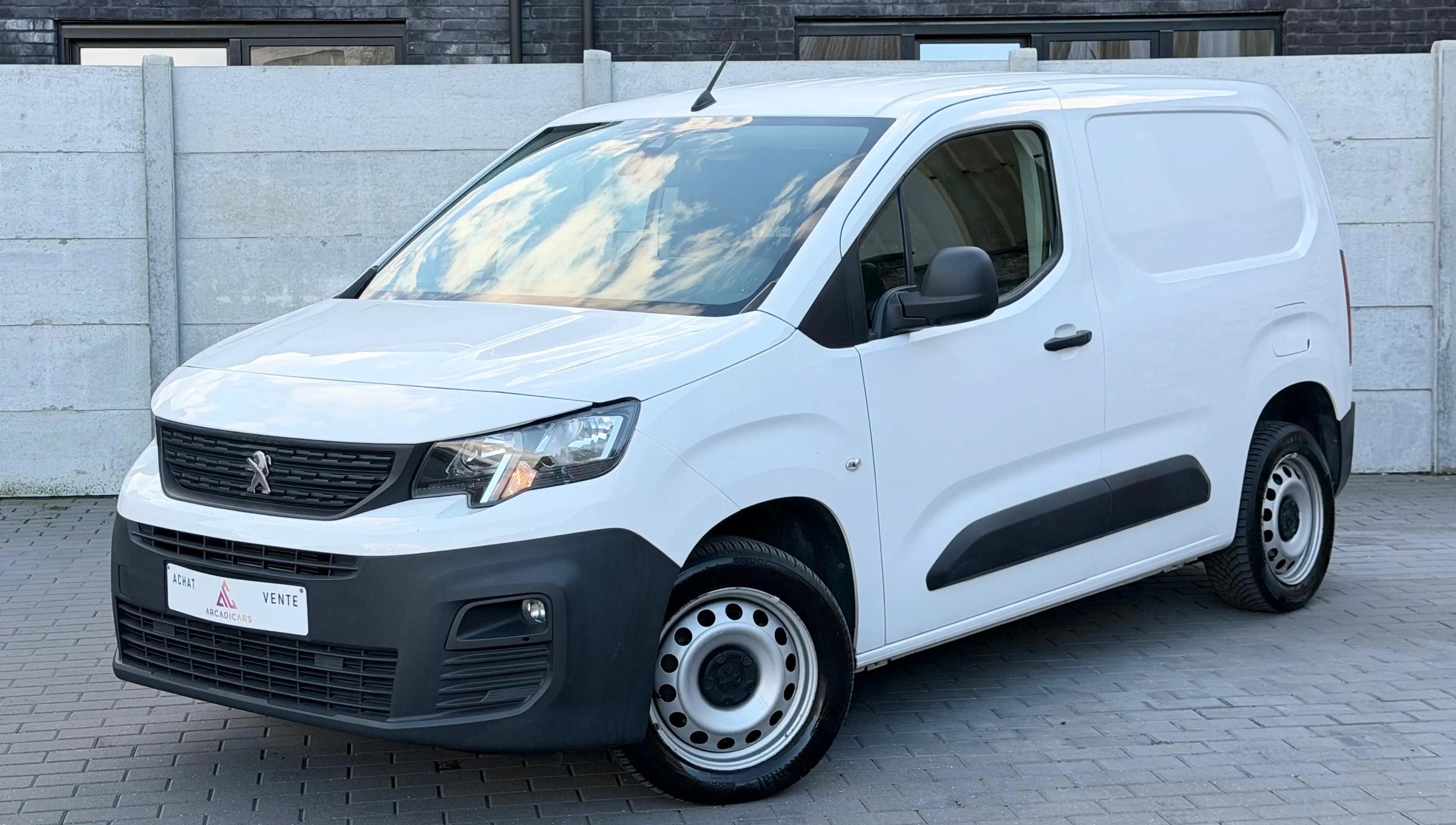 Peugeot Partner 3 PLACES - CAR PLAY - ATT REMORQUE - CARNET COMPLET