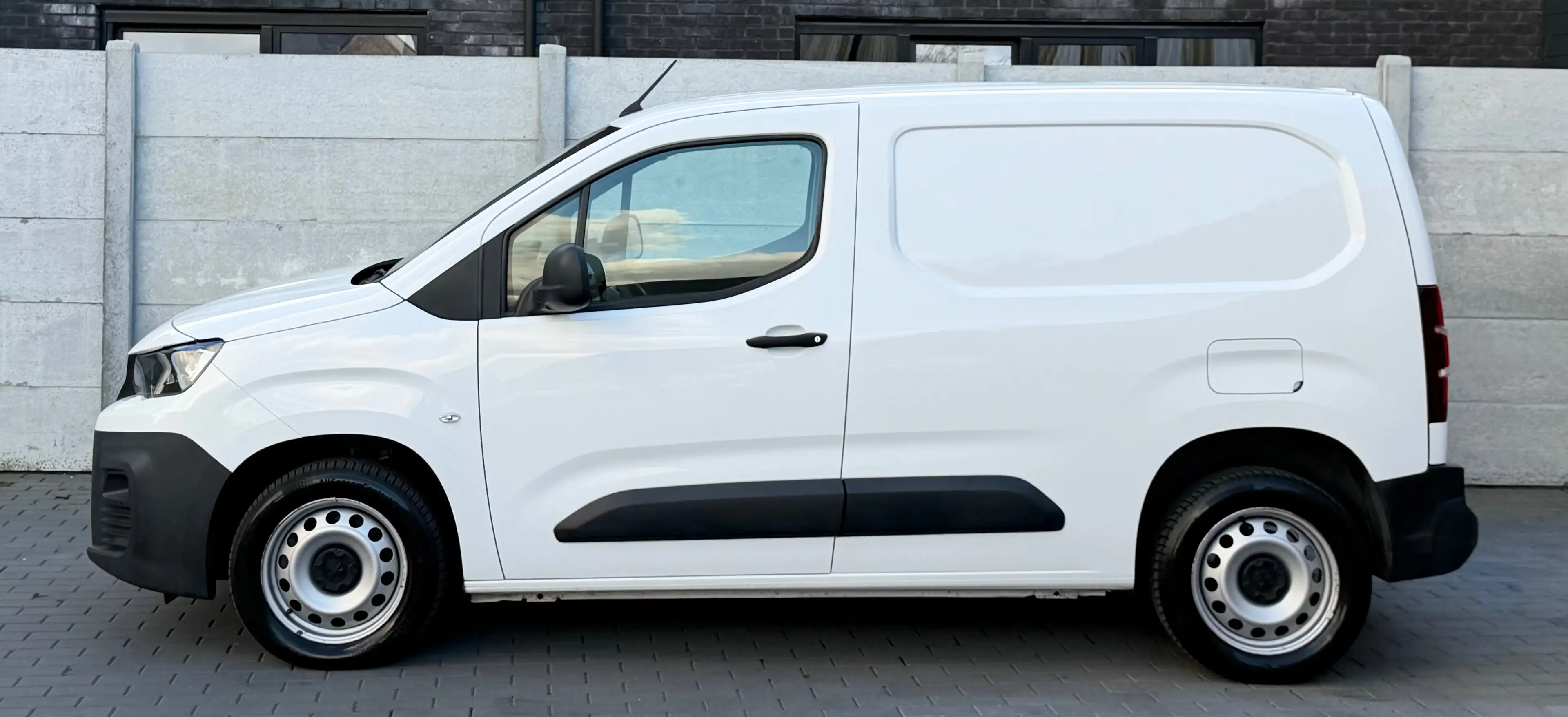 Peugeot Partner 3 PLACES - CAR PLAY - ATT REMORQUE - CARNET COMPLET — photo 4