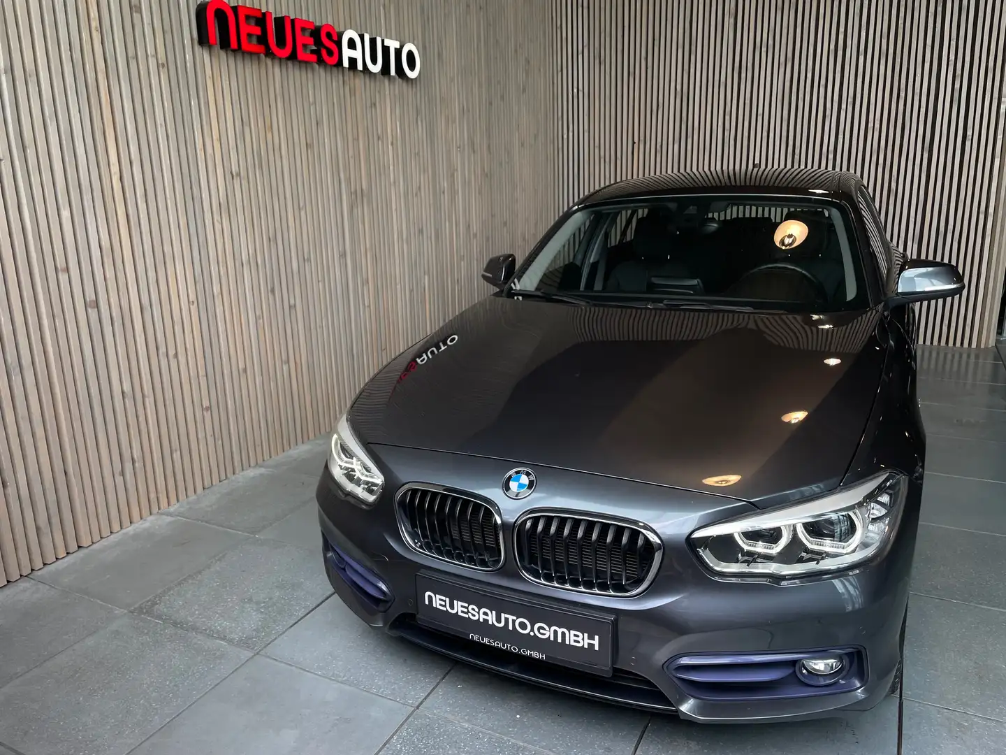 BMW 118 i Sport Line Aut.*LED*Servicegepfl.*Navi*M-Felgen Grau - 2