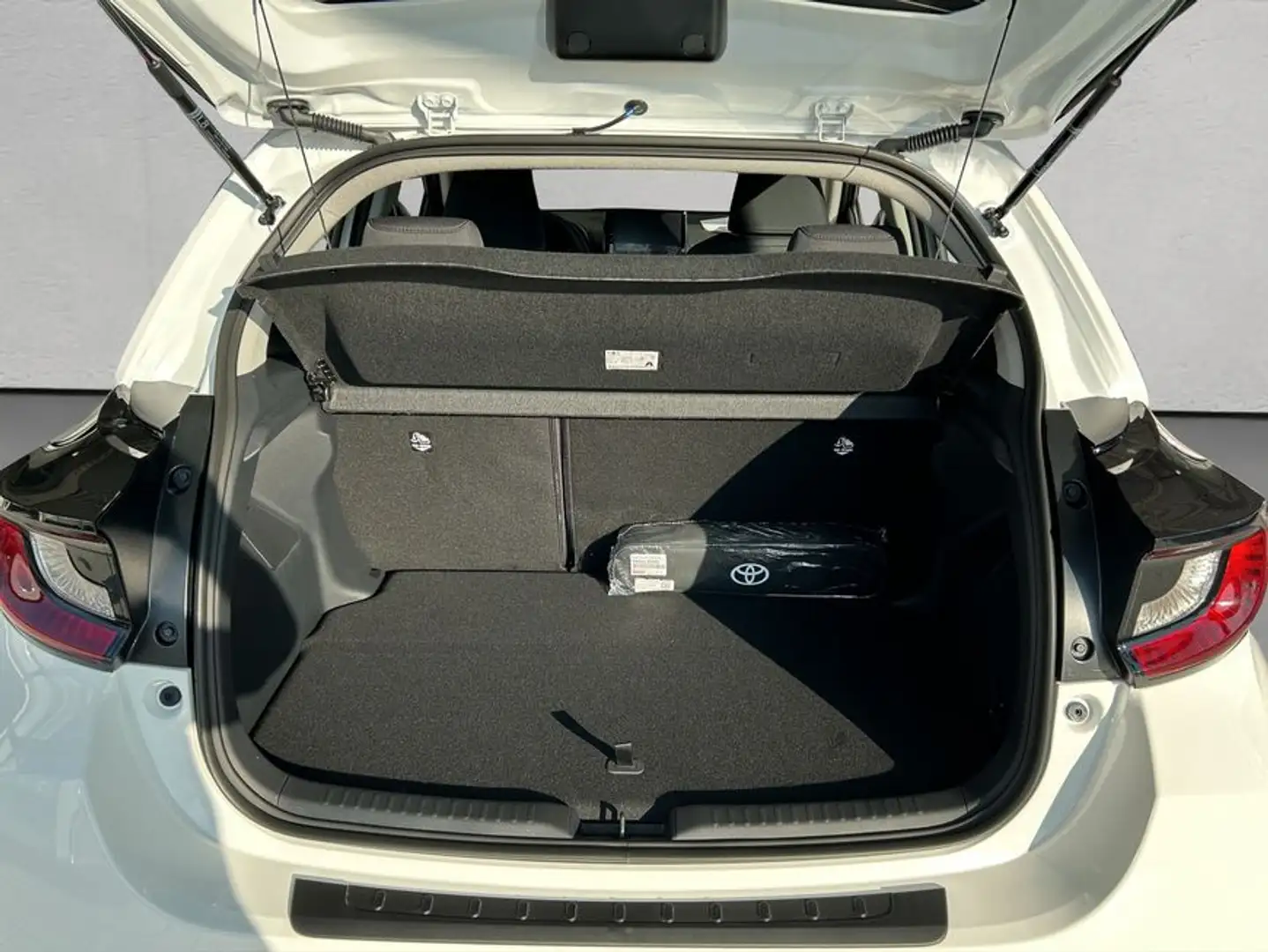 Toyota Yaris Hybrid 116 1.5 VVT-i Business Edition Wit - 2