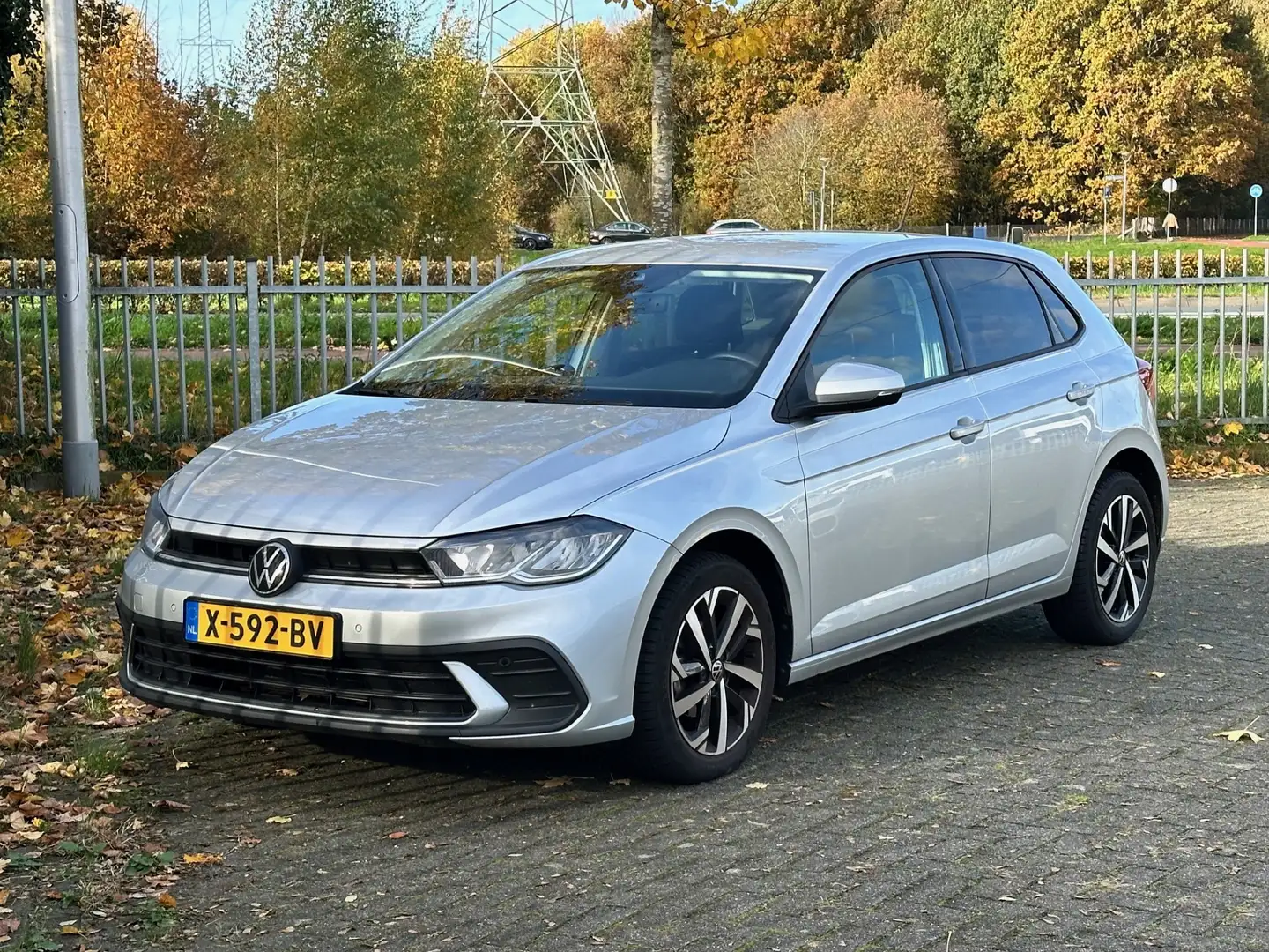 Volkswagen Polo 1.0 TSI 95pk Life Business Navigatie Gris - 2