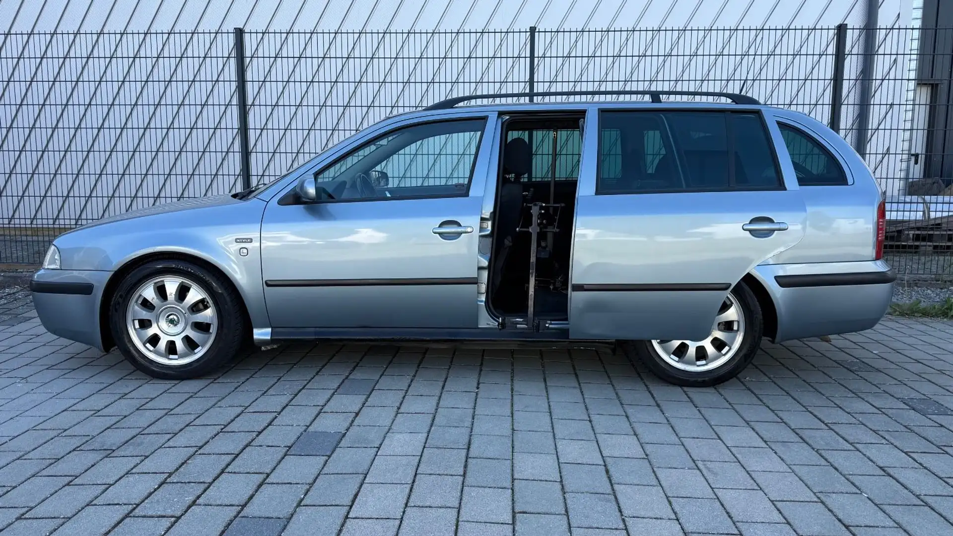 Skoda Octavia Combi 1.9 AUTOMATIK,BEHINDERTENGERECHT Gris - 2