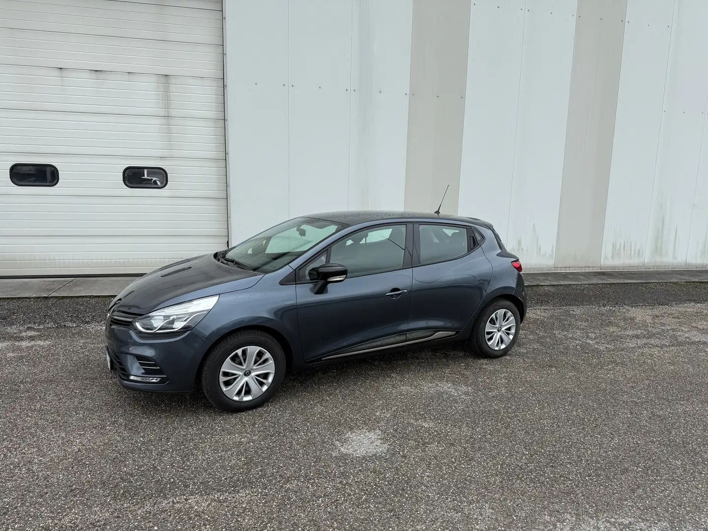 Renault Clio 0.9 tce Moschino 75cv Bleu - 2