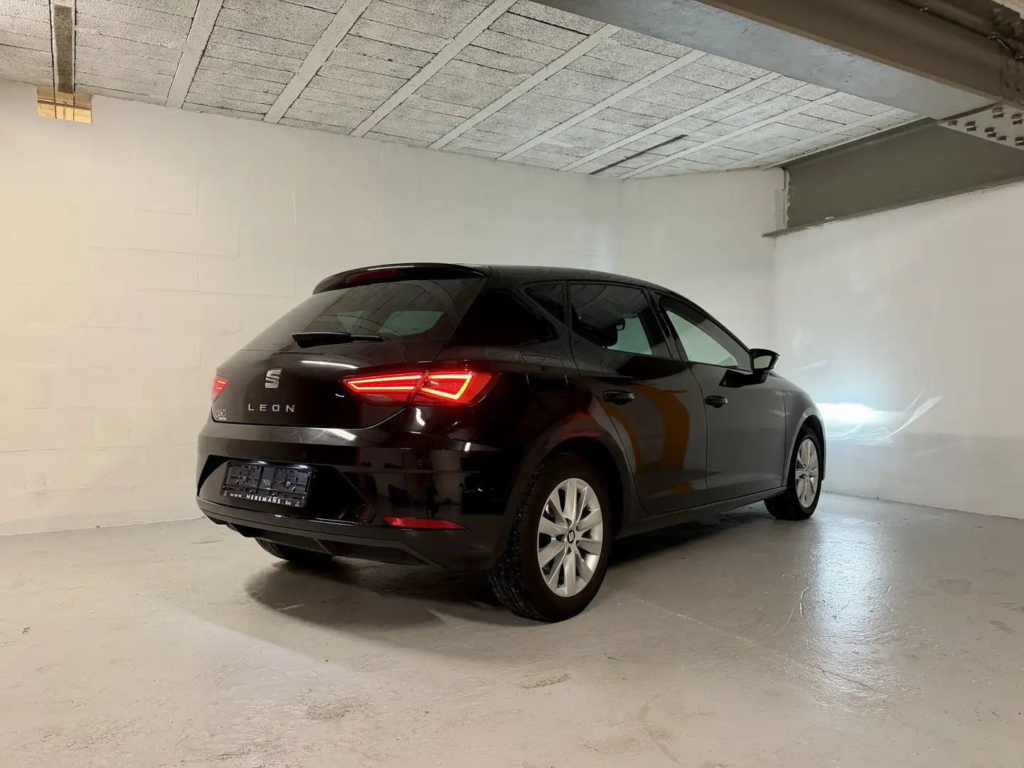SEAT Leon 1.2 TSI * Carplay * Led * Capt Av & Ar * Cruise Zwart - 2