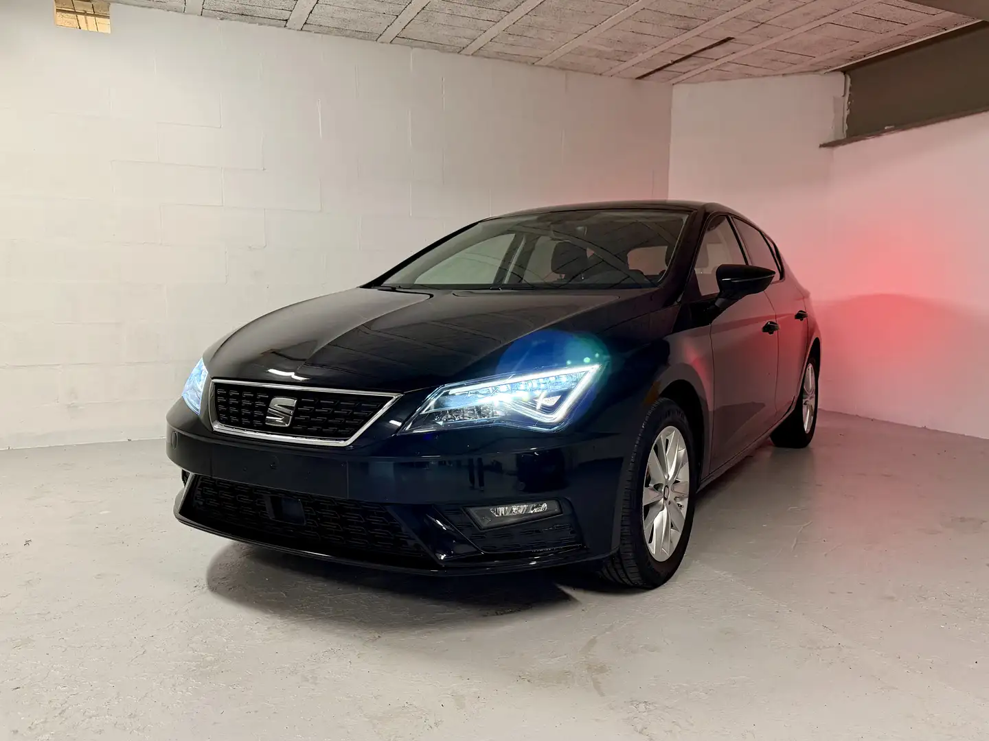 SEAT Leon 1.2 TSI * Carplay * Led * Capt Av & Ar * Cruise Zwart - 1