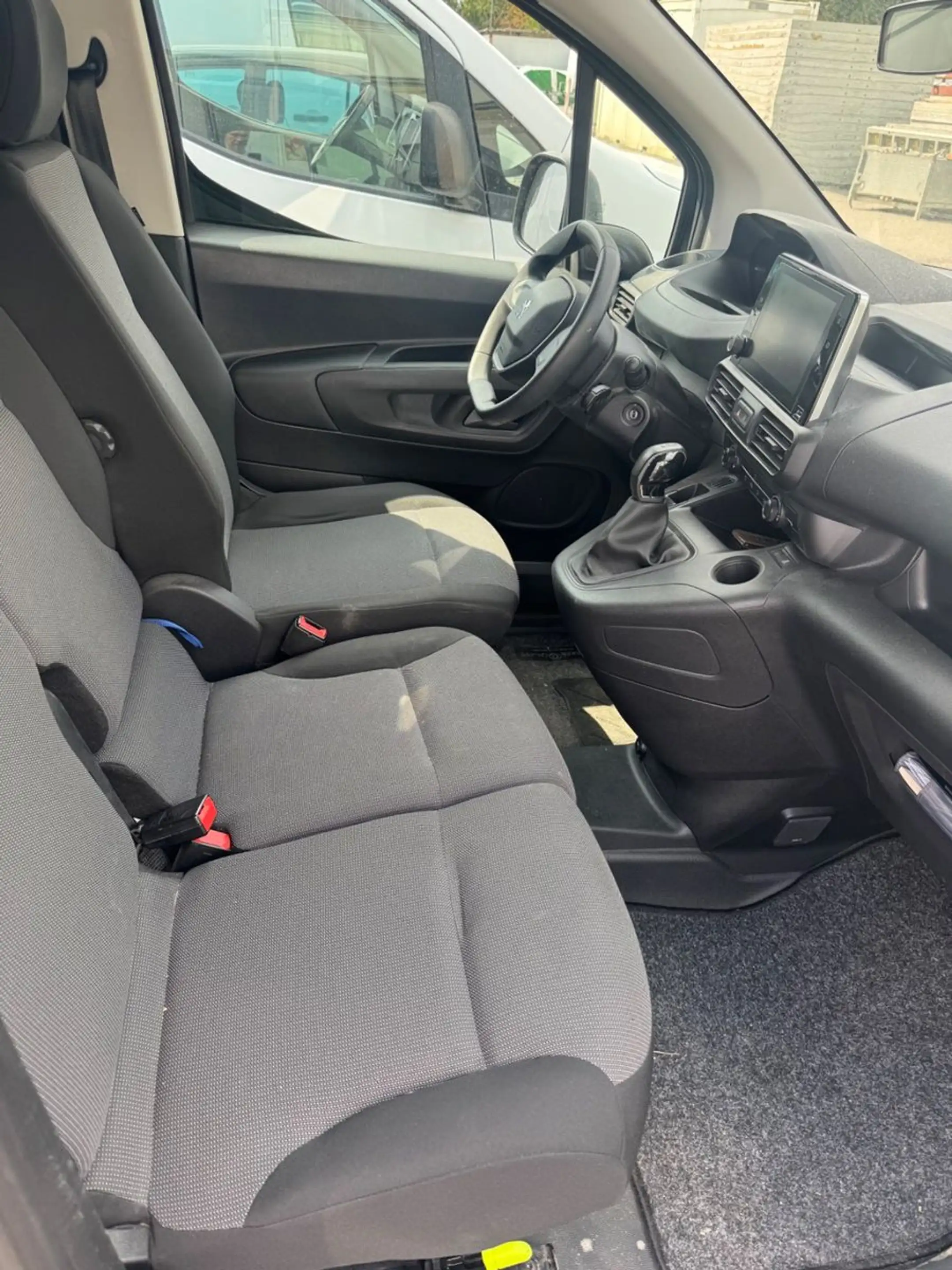 Peugeot Partner Premium L1 5 Stück Klima PDC Navi — photo 8
